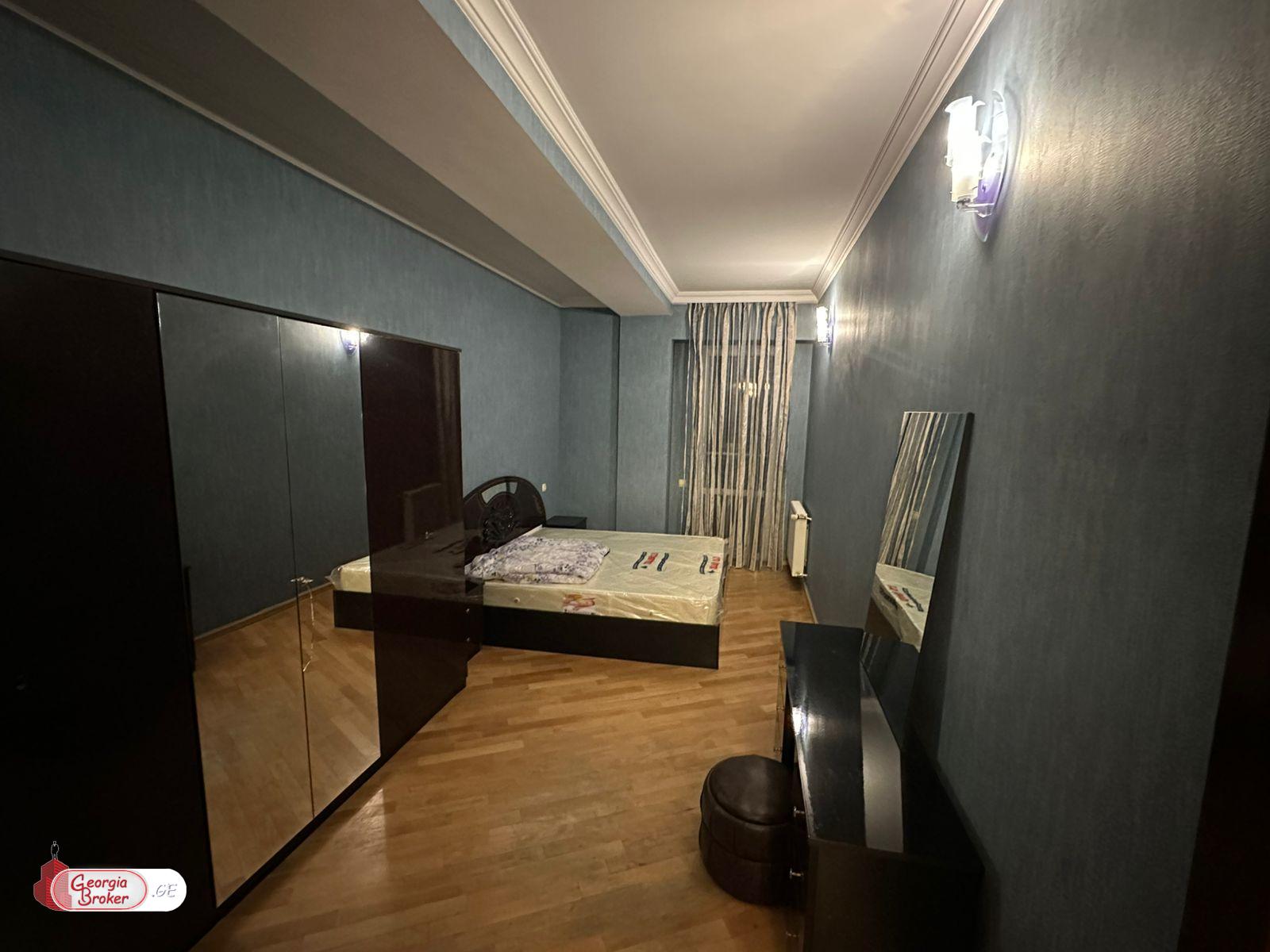 продается квартира с новым ремонтом 4-комнаты