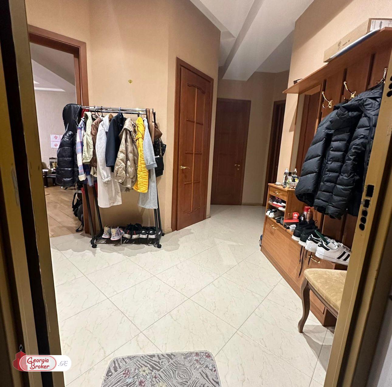 იყიდება ახალი გარემონტებული 4 ოთახიანი ბინა