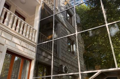 იყიდება ახალი გარემონტებული 14 ოთახიანი ბინა