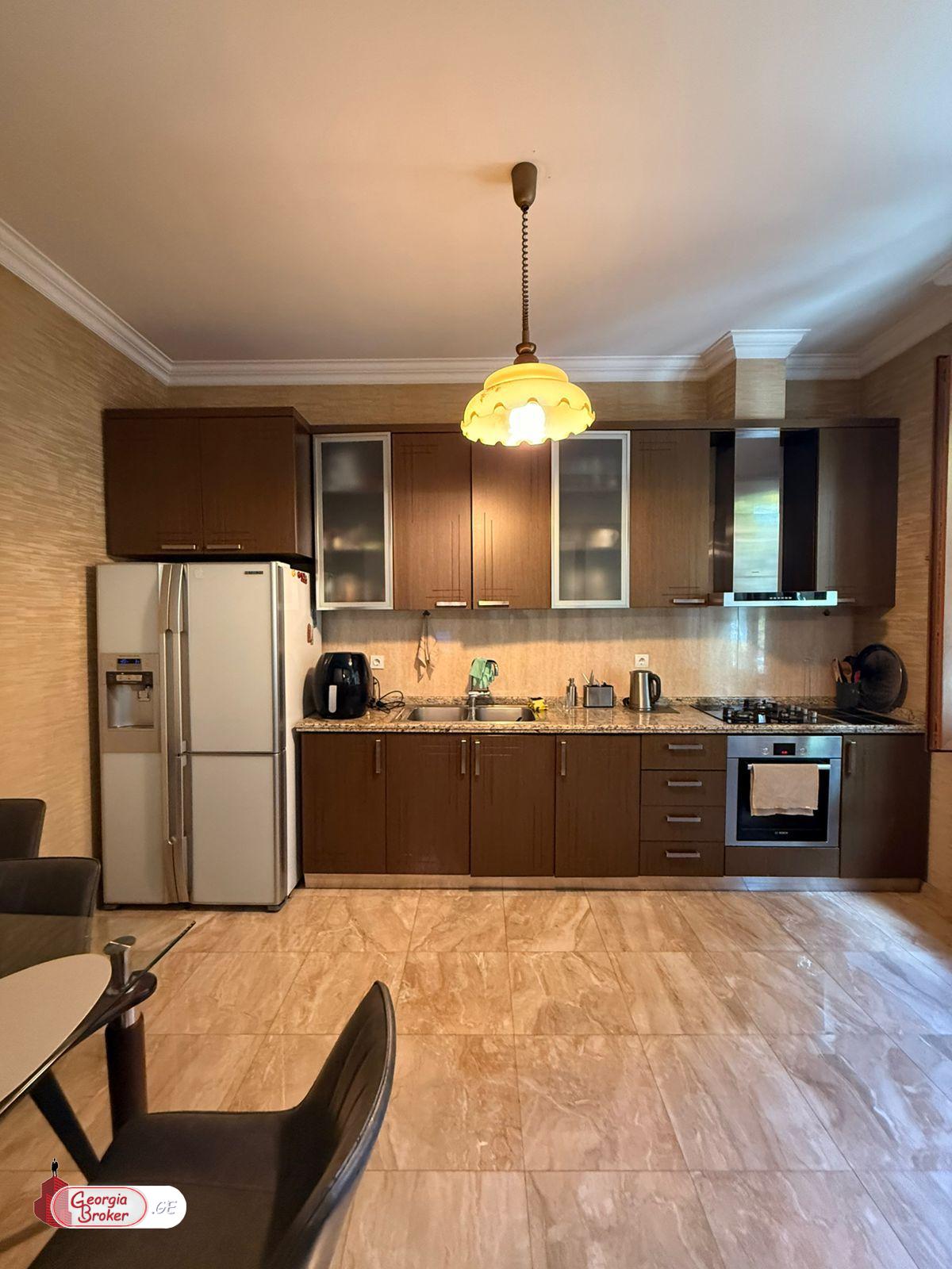 იყიდება ახალი გარემონტებული 14 ოთახიანი ბინა