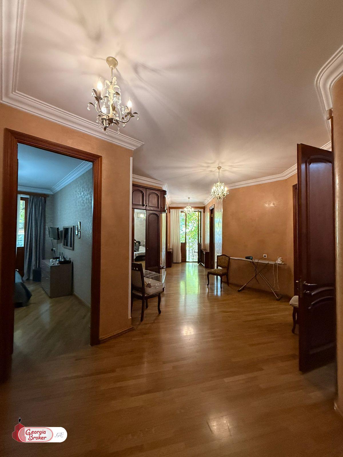 იყიდება ახალი გარემონტებული 14 ოთახიანი ბინა