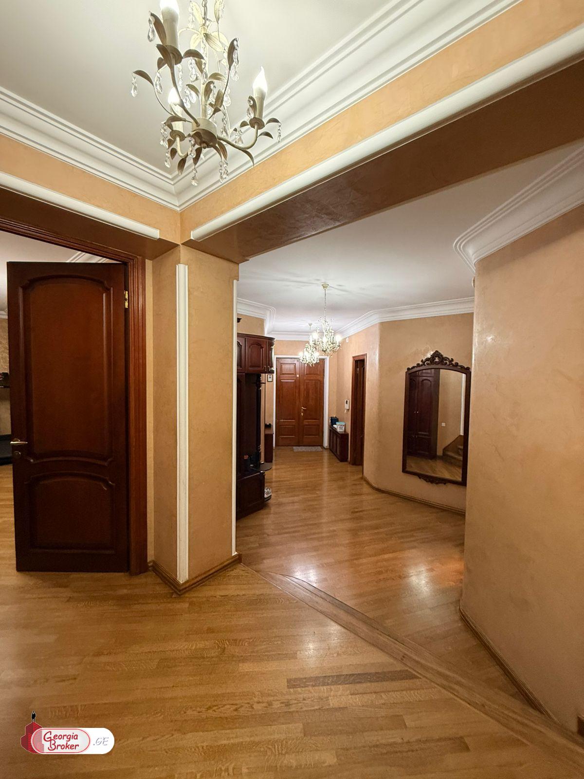 იყიდება ახალი გარემონტებული 14 ოთახიანი ბინა