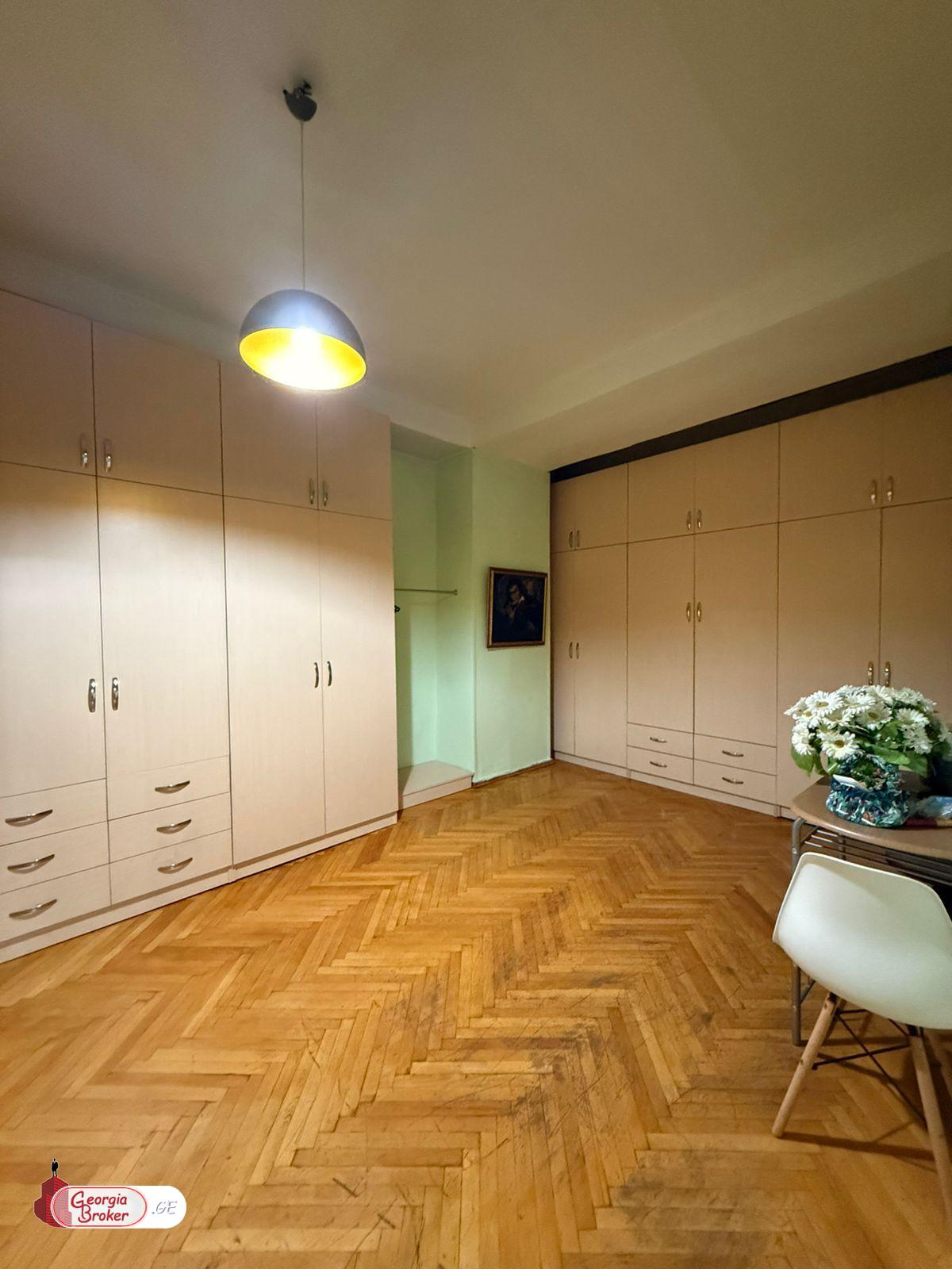 იყიდება ახალი გარემონტებული 4 ოთახიანი ბინა