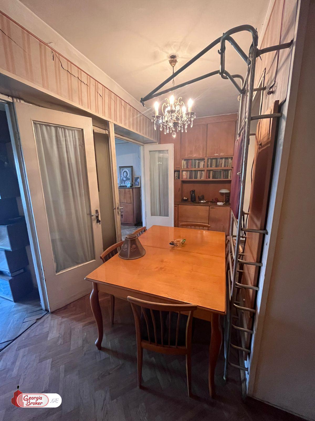 იყიდება ახალი გარემონტებული 5 ოთახიანი ბინა