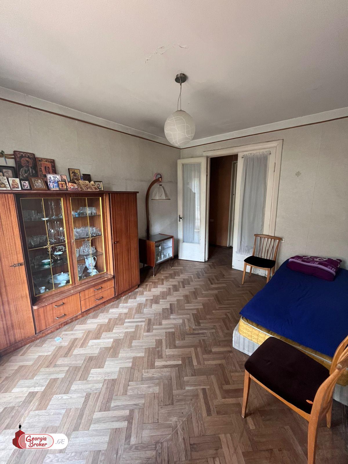 იყიდება ახალი გარემონტებული 5 ოთახიანი ბინა