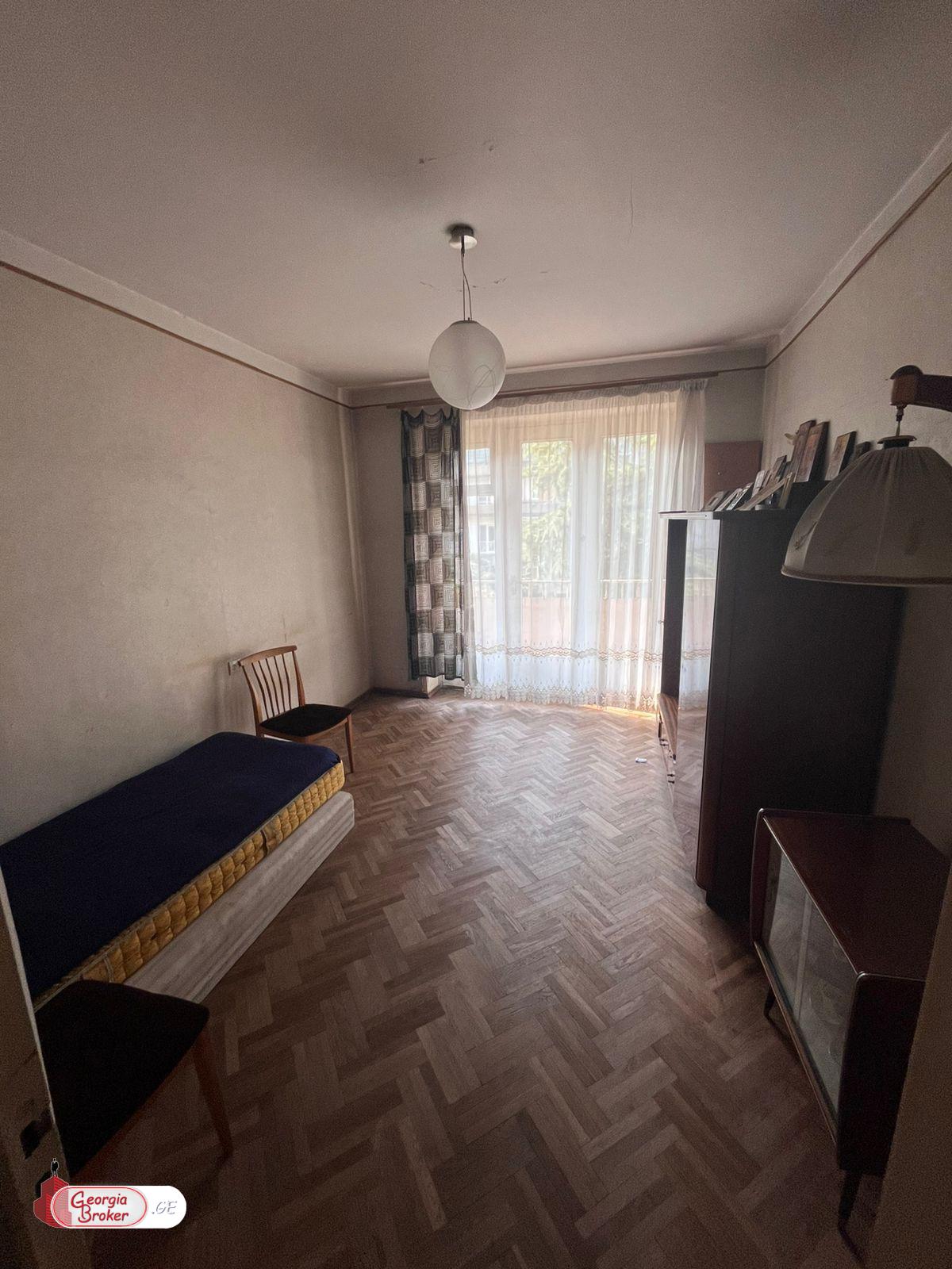 იყიდება ახალი გარემონტებული 5 ოთახიანი ბინა