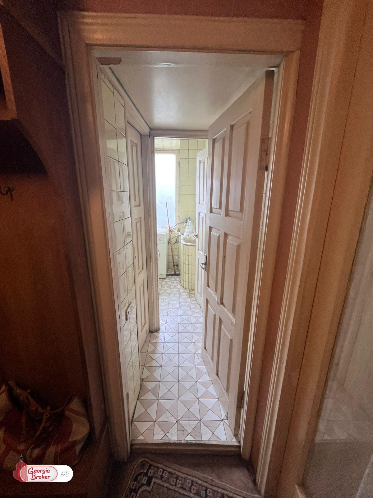 იყიდება ახალი გარემონტებული 5 ოთახიანი ბინა