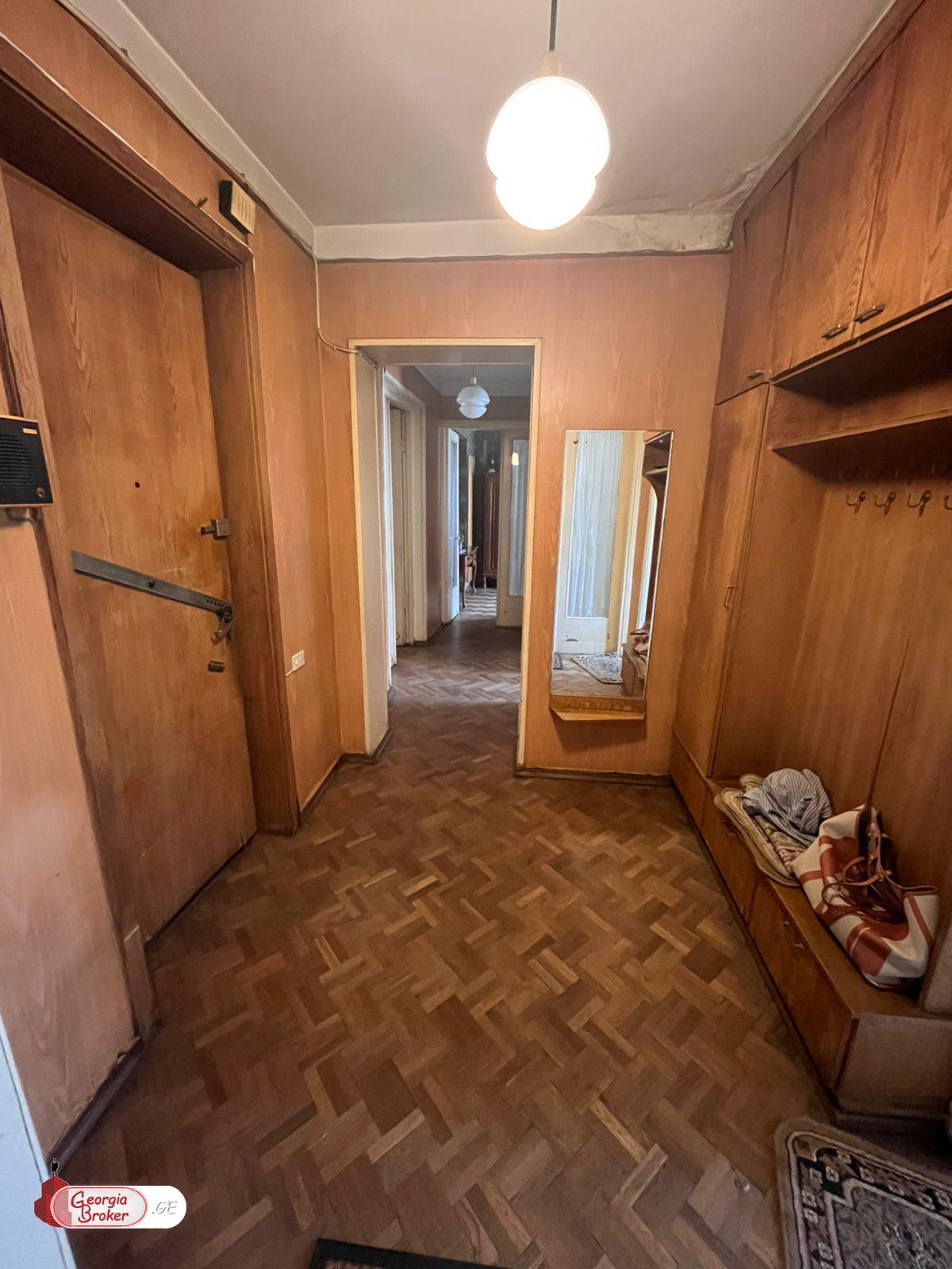 იყიდება ახალი გარემონტებული 5 ოთახიანი ბინა