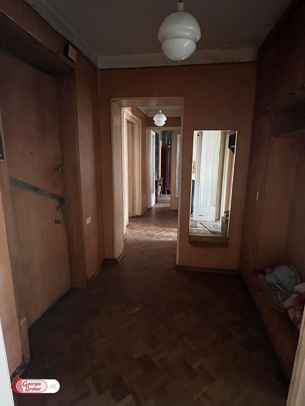 იყიდება ახალი გარემონტებული 5 ოთახიანი ბინა