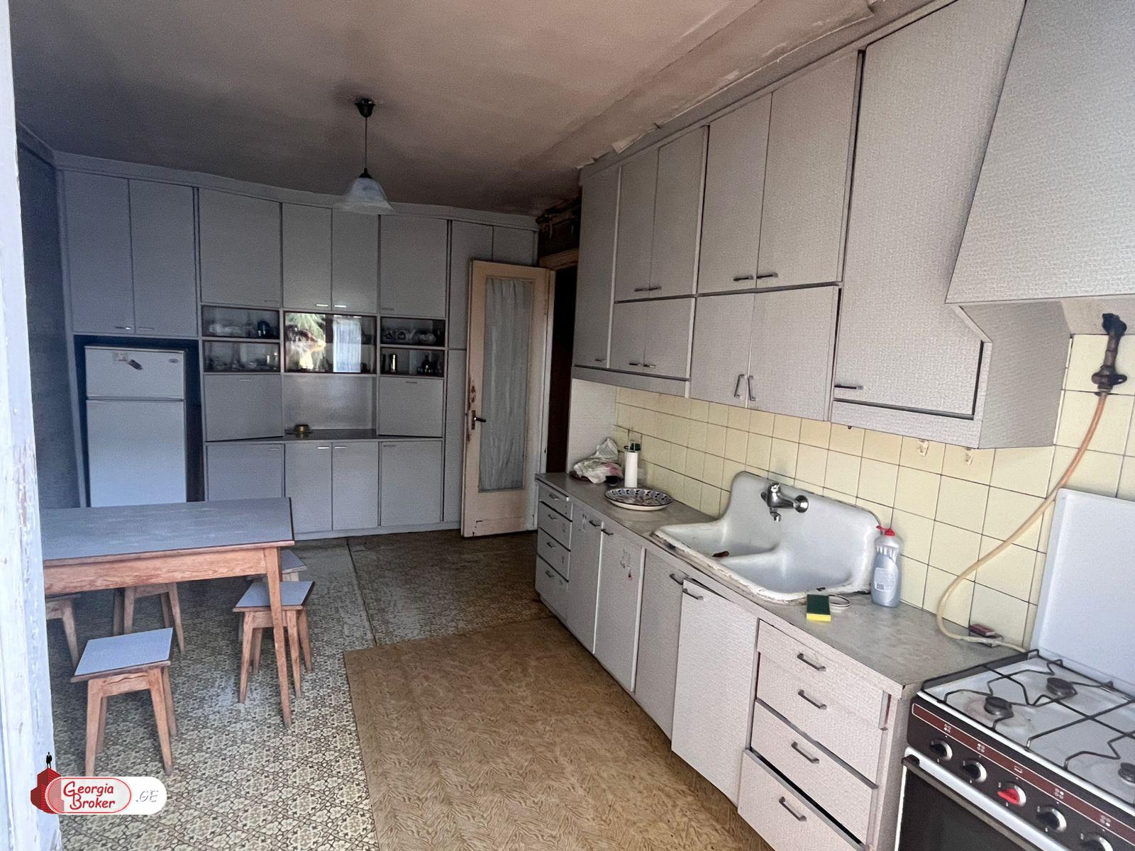 იყიდება ახალი გარემონტებული 5 ოთახიანი ბინა