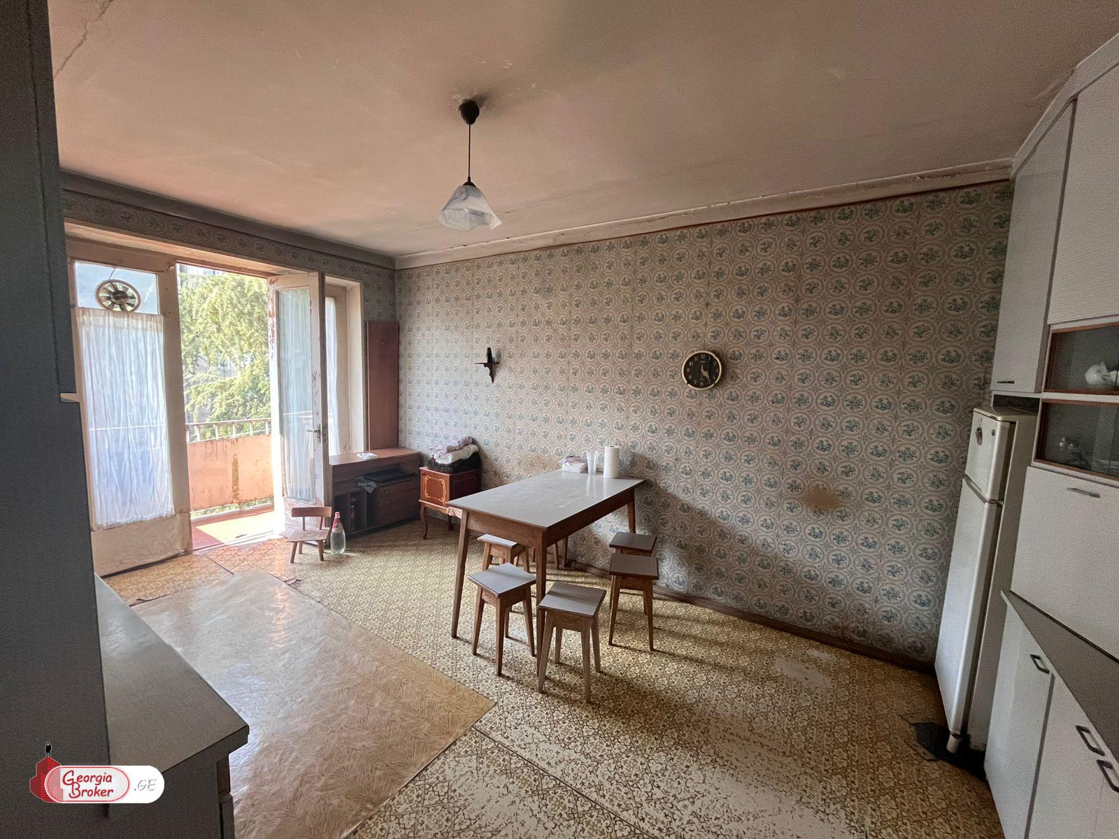 იყიდება ახალი გარემონტებული 5 ოთახიანი ბინა