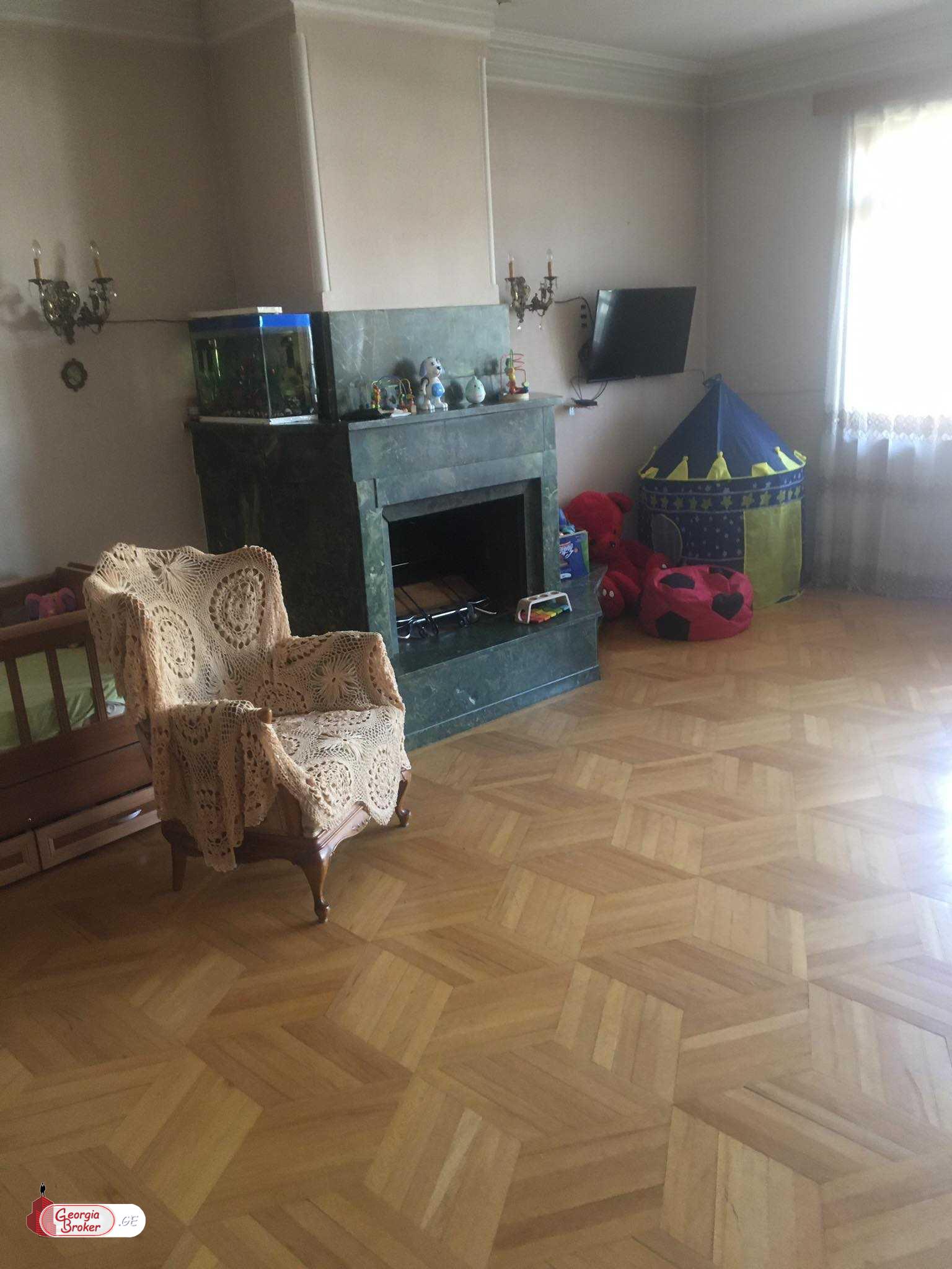 old repaired 8-room apartment for sale