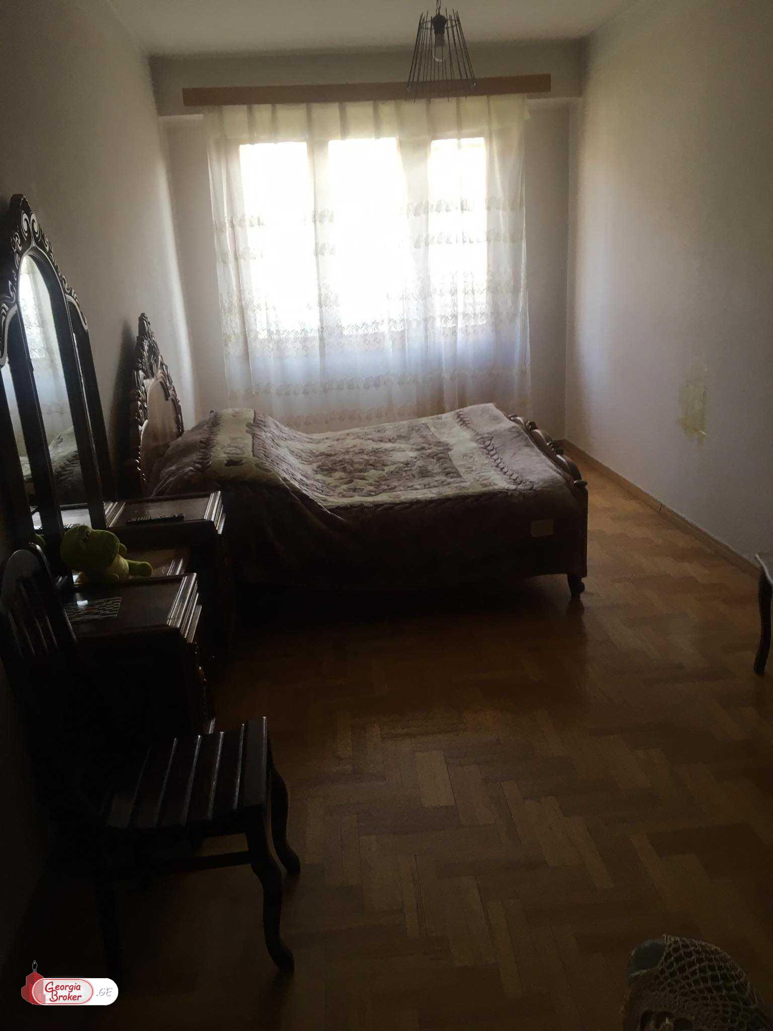 old repaired 8-room apartment for sale