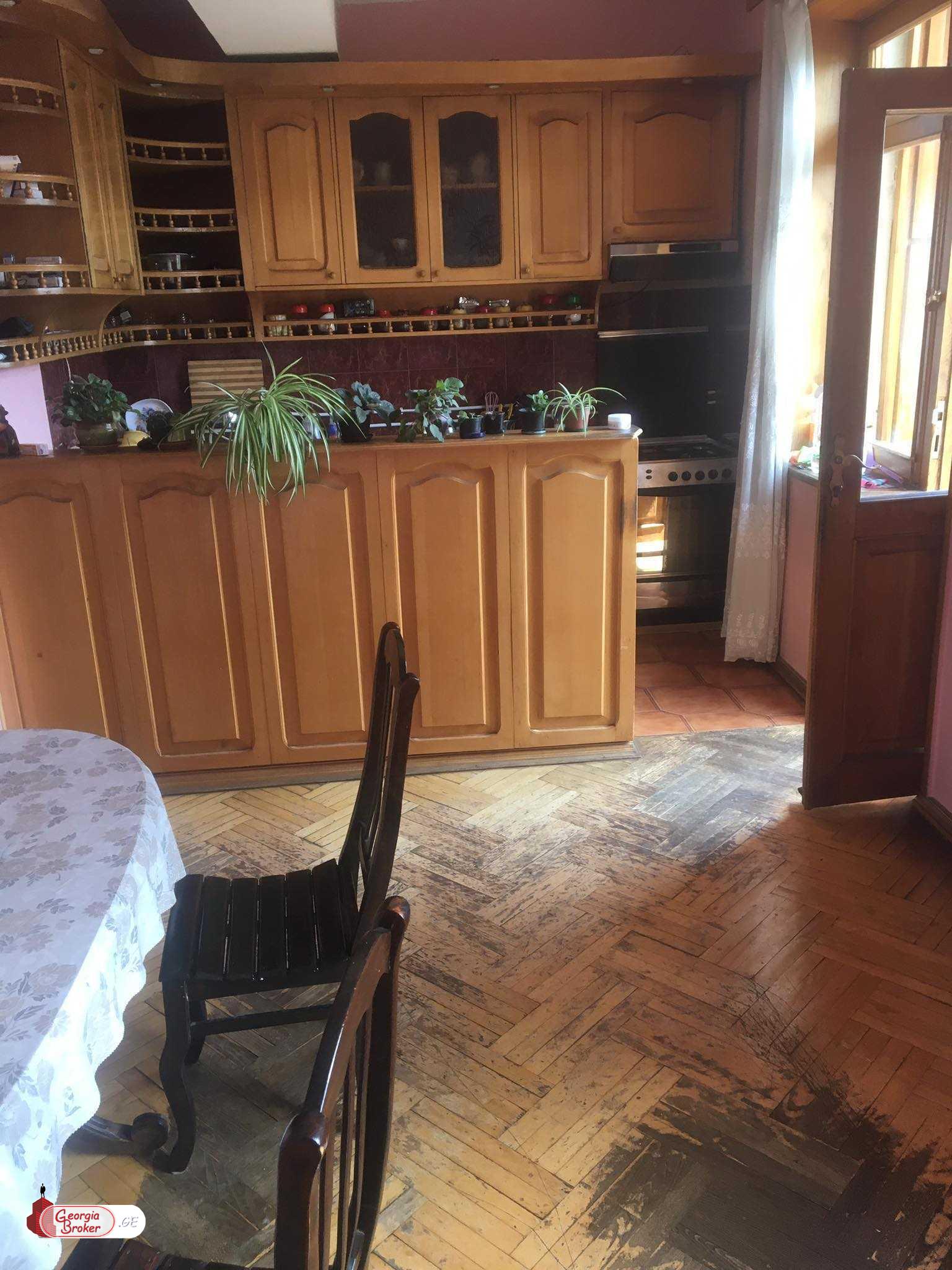 old repaired 8-room apartment for sale