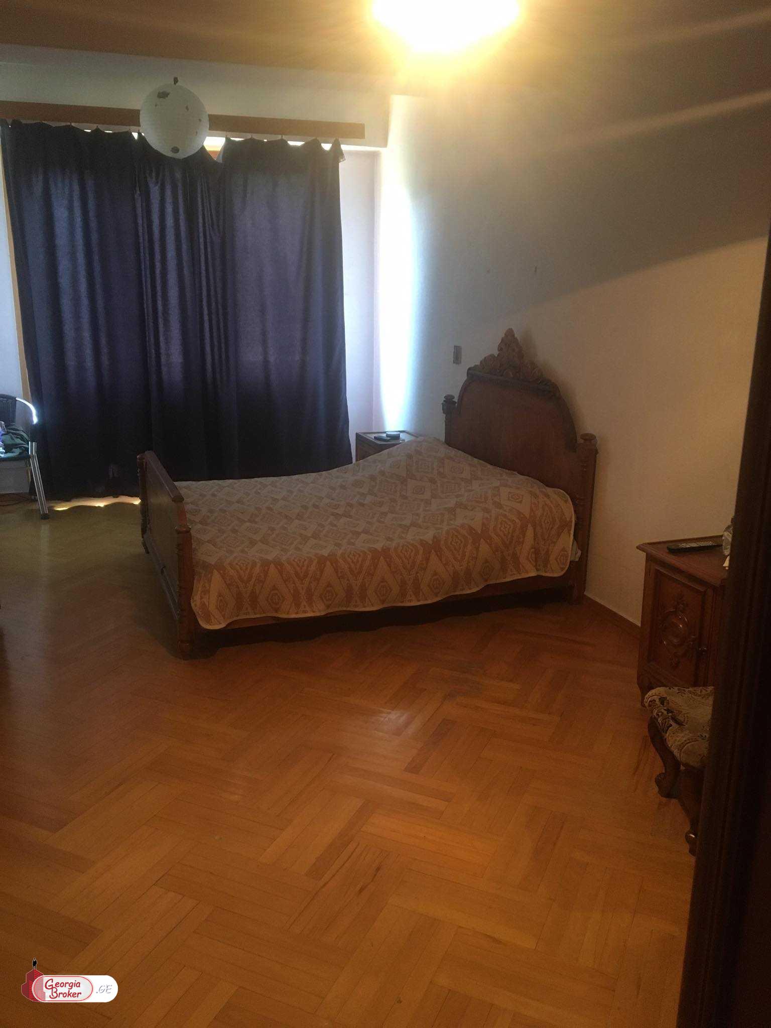 old repaired 8-room apartment for sale