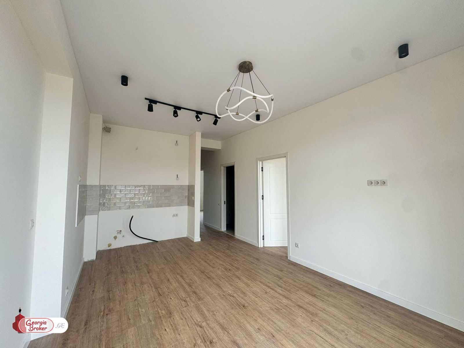 продается квартира с новым ремонтом 4-комнаты