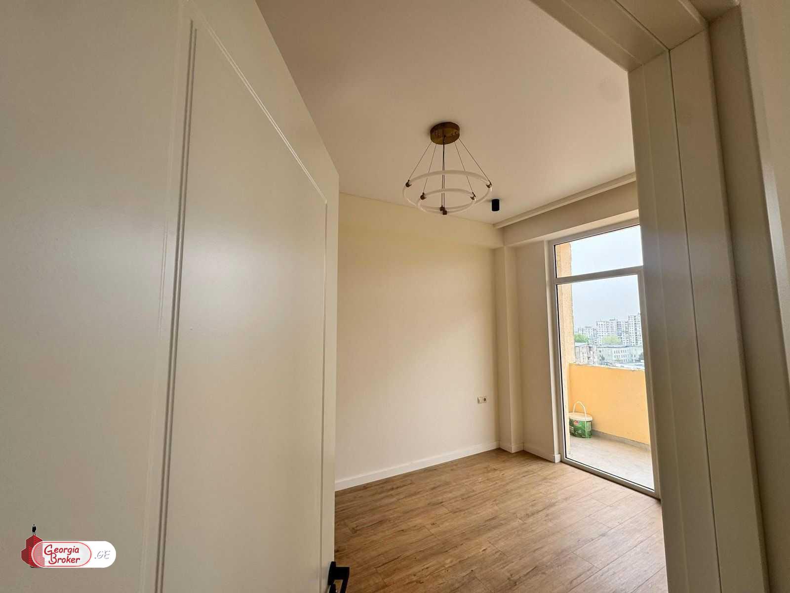 продается квартира с новым ремонтом 4-комнаты