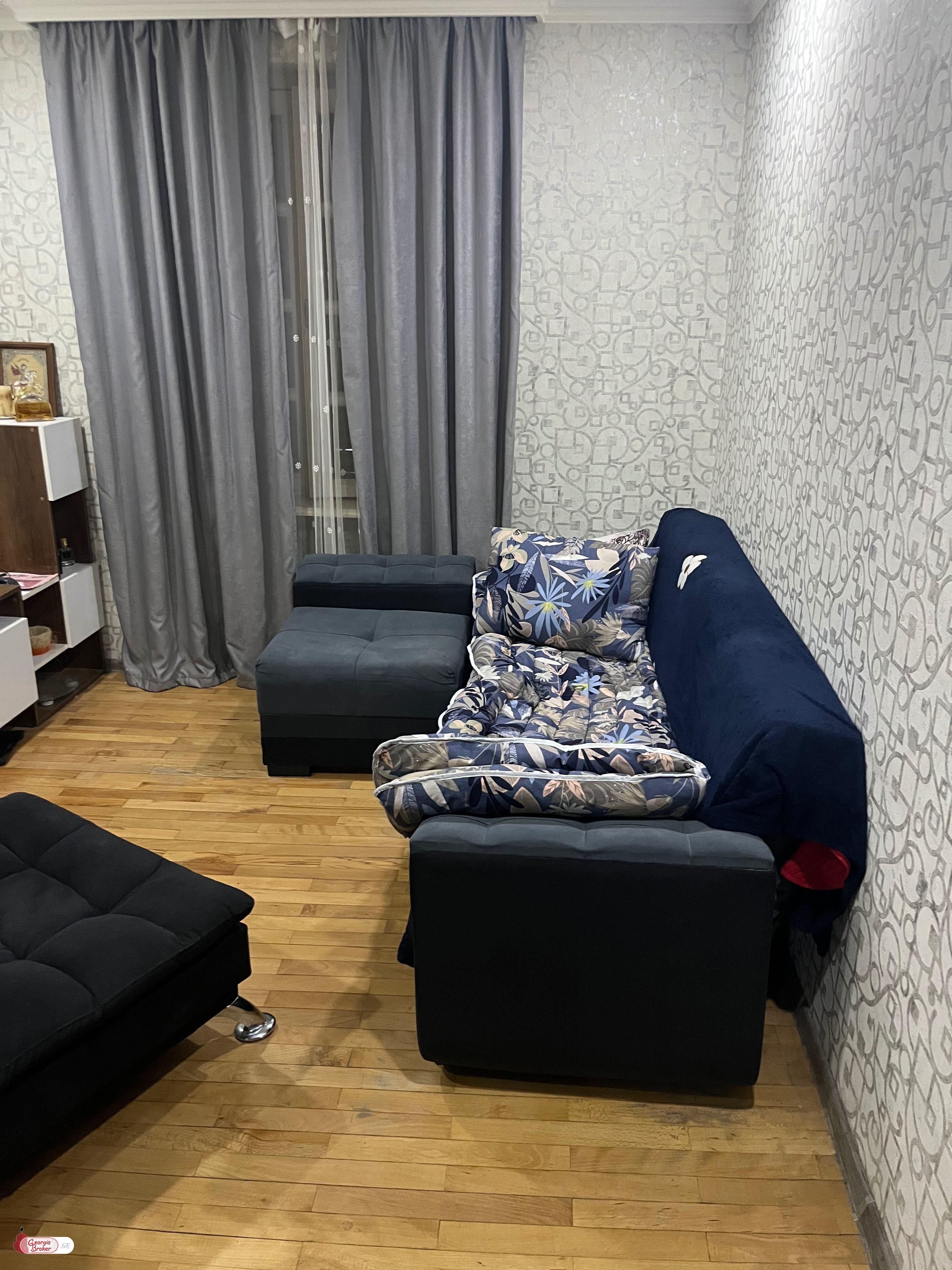 продается квартира со старым ремонтом 4-комнаты