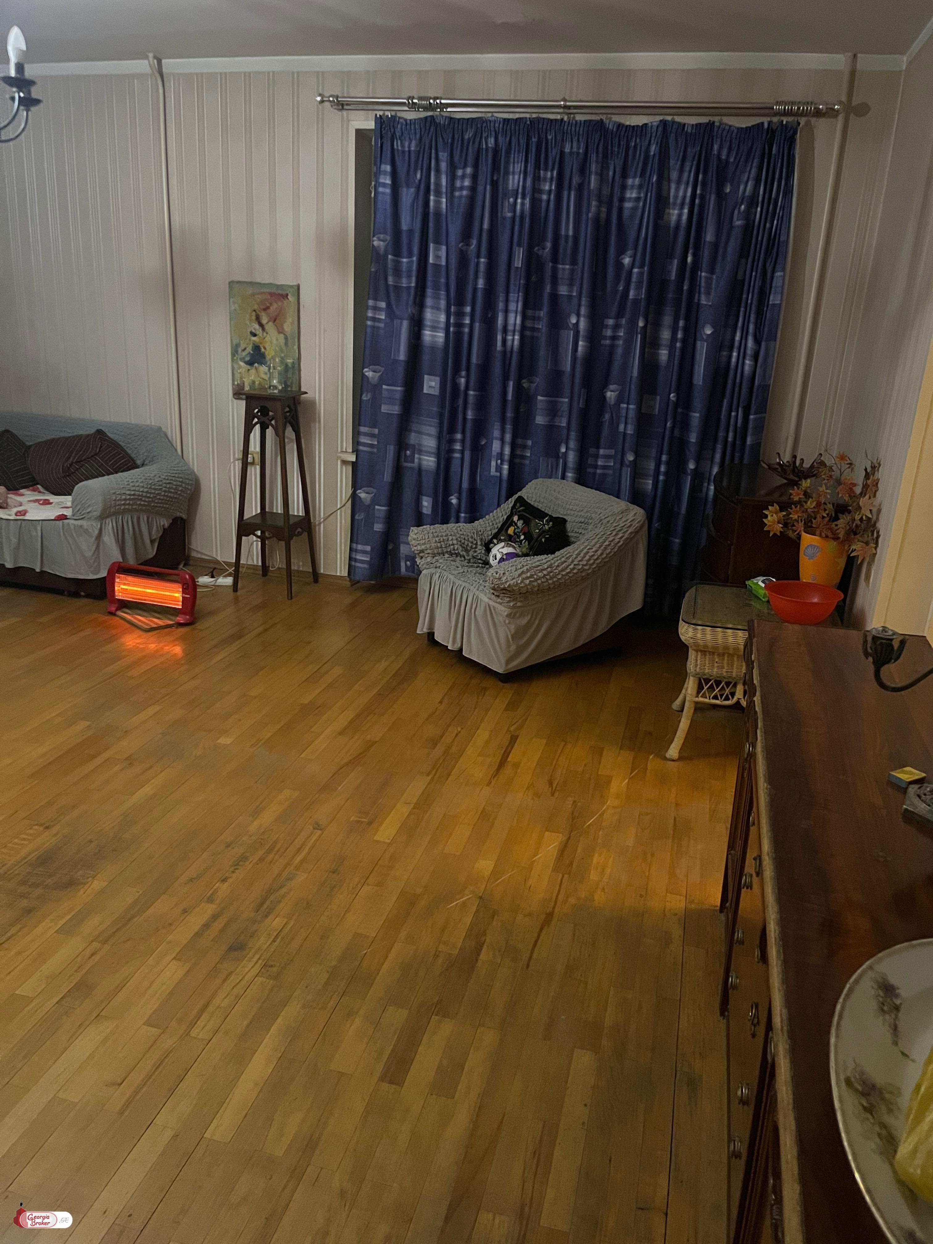 продается квартира со старым ремонтом 4-комнаты