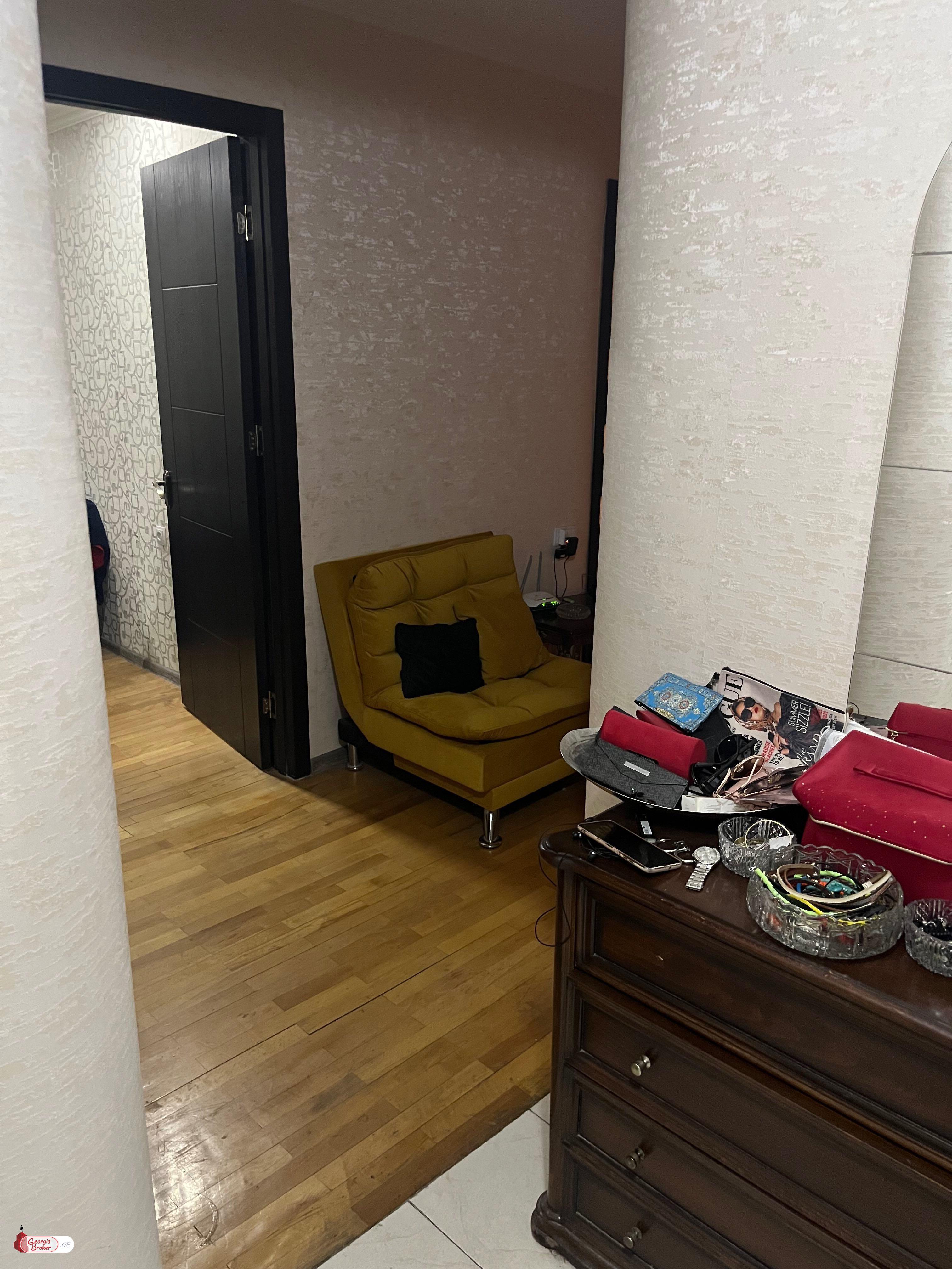 продается квартира со старым ремонтом 4-комнаты