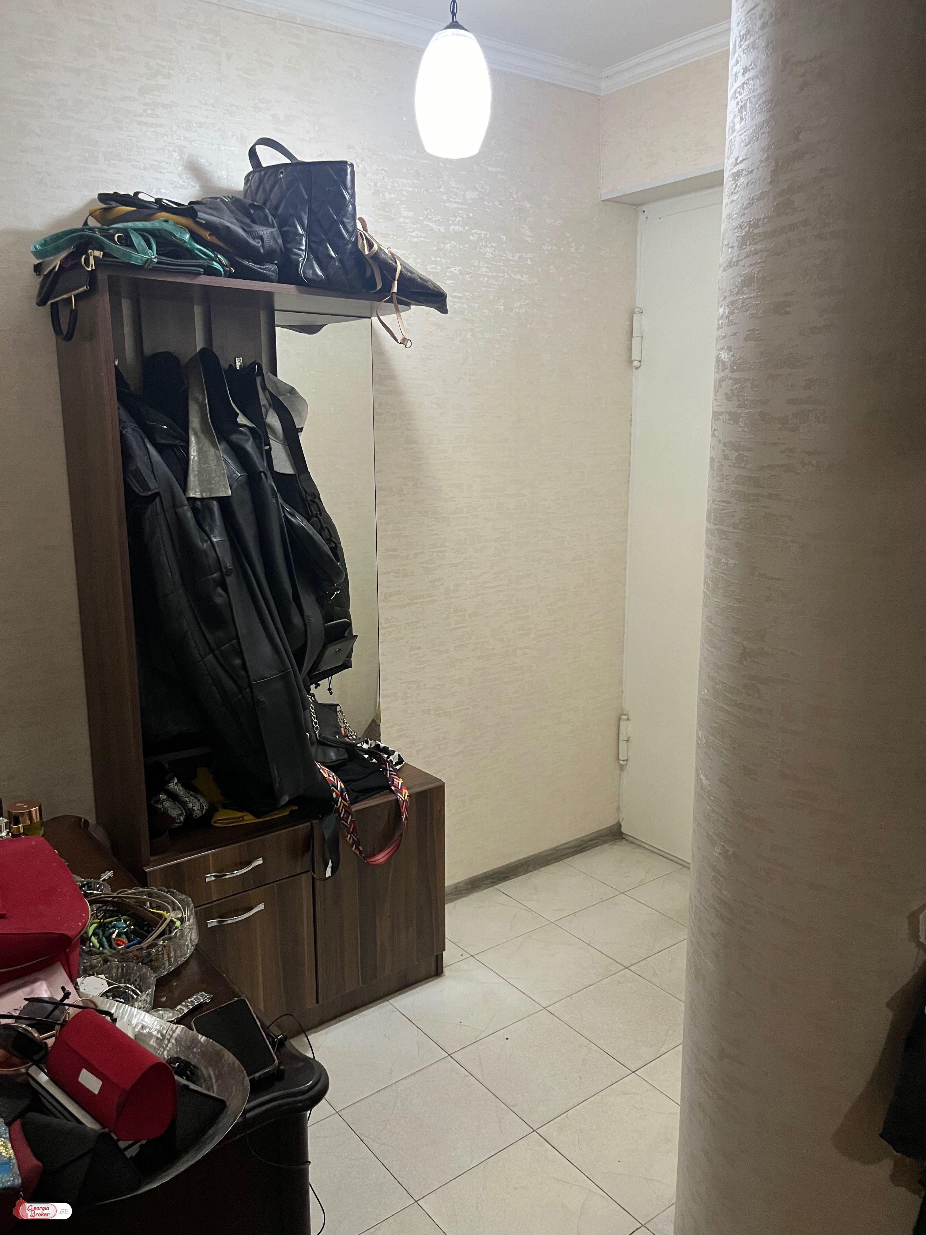 продается квартира со старым ремонтом 4-комнаты