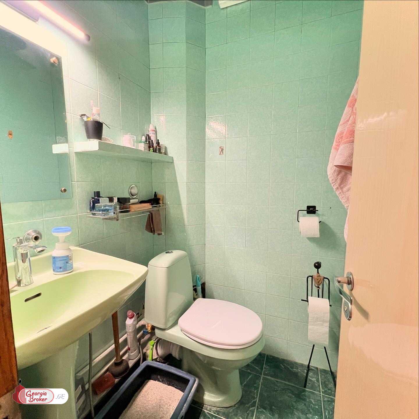 продается квартира со старым ремонтом 4-комнаты