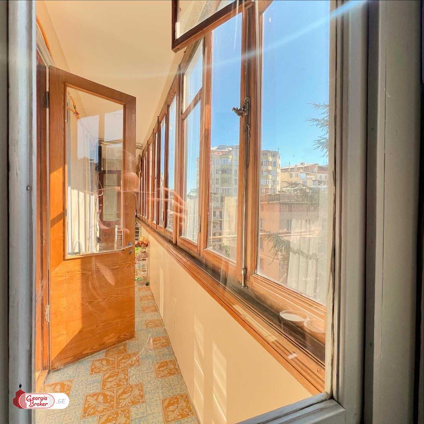 продается квартира со старым ремонтом 4-комнаты