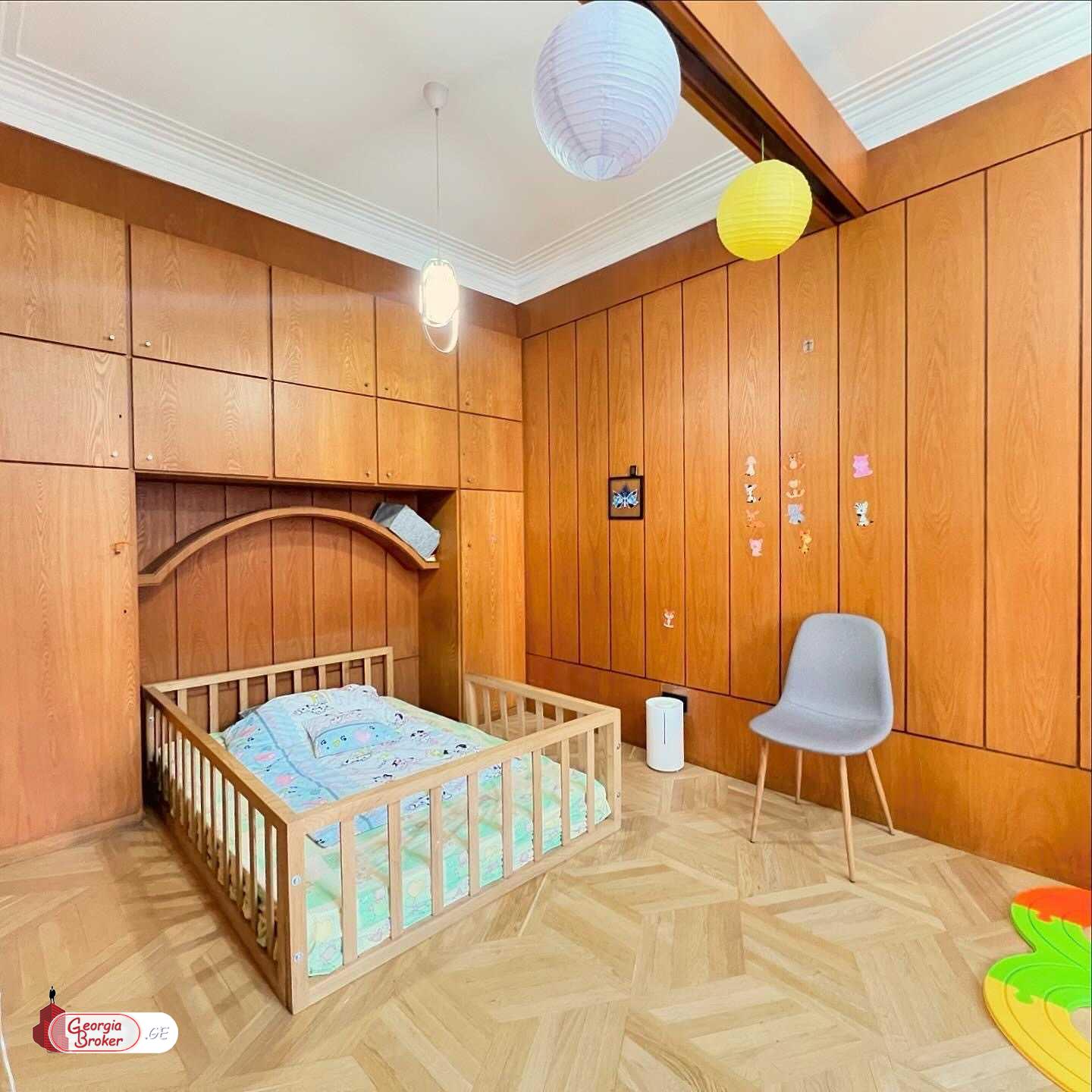 продается квартира со старым ремонтом 4-комнаты