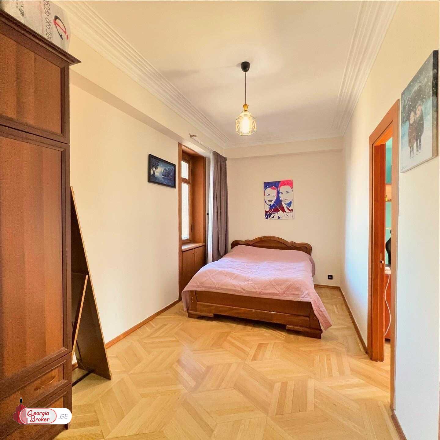 продается квартира со старым ремонтом 4-комнаты