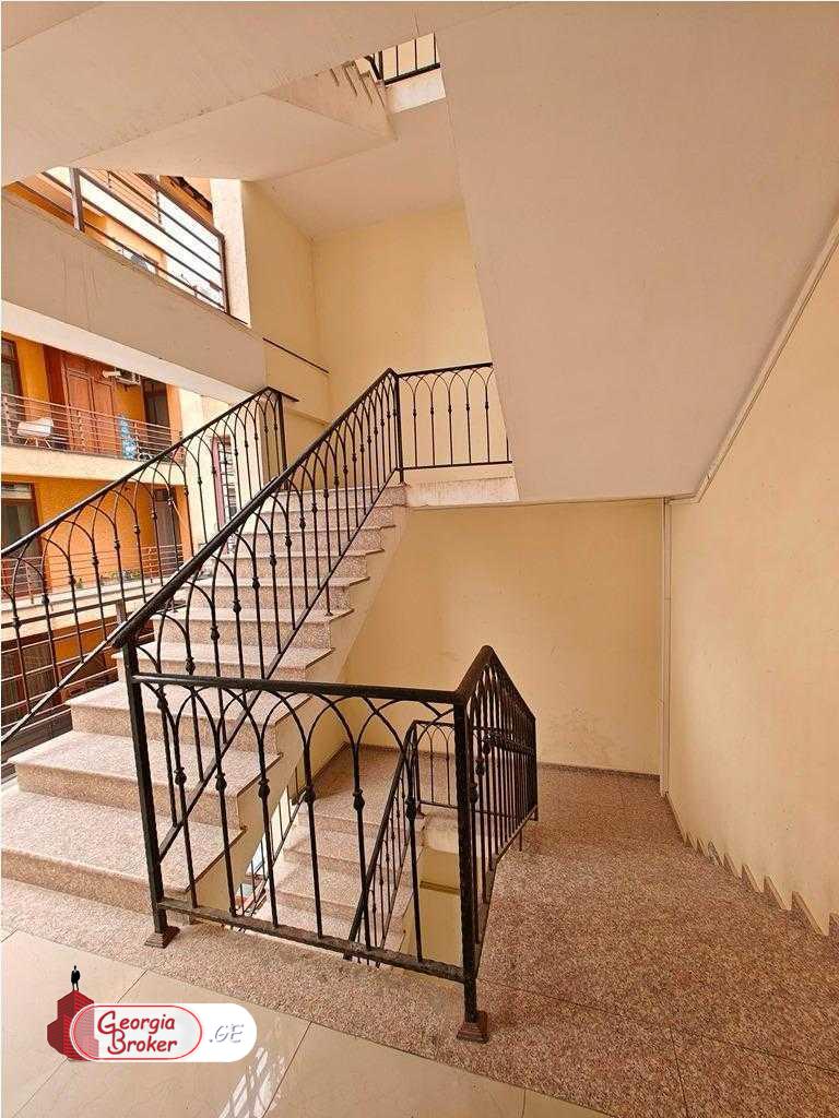 იყიდება ახალი გარემონტებული 4 ოთახიანი ბინა