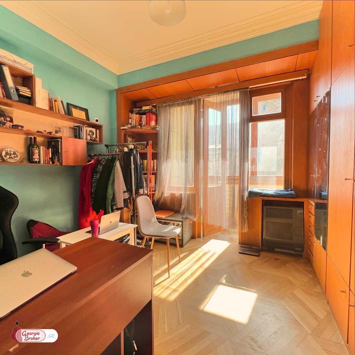 продается квартира со старым ремонтом 4-комнаты