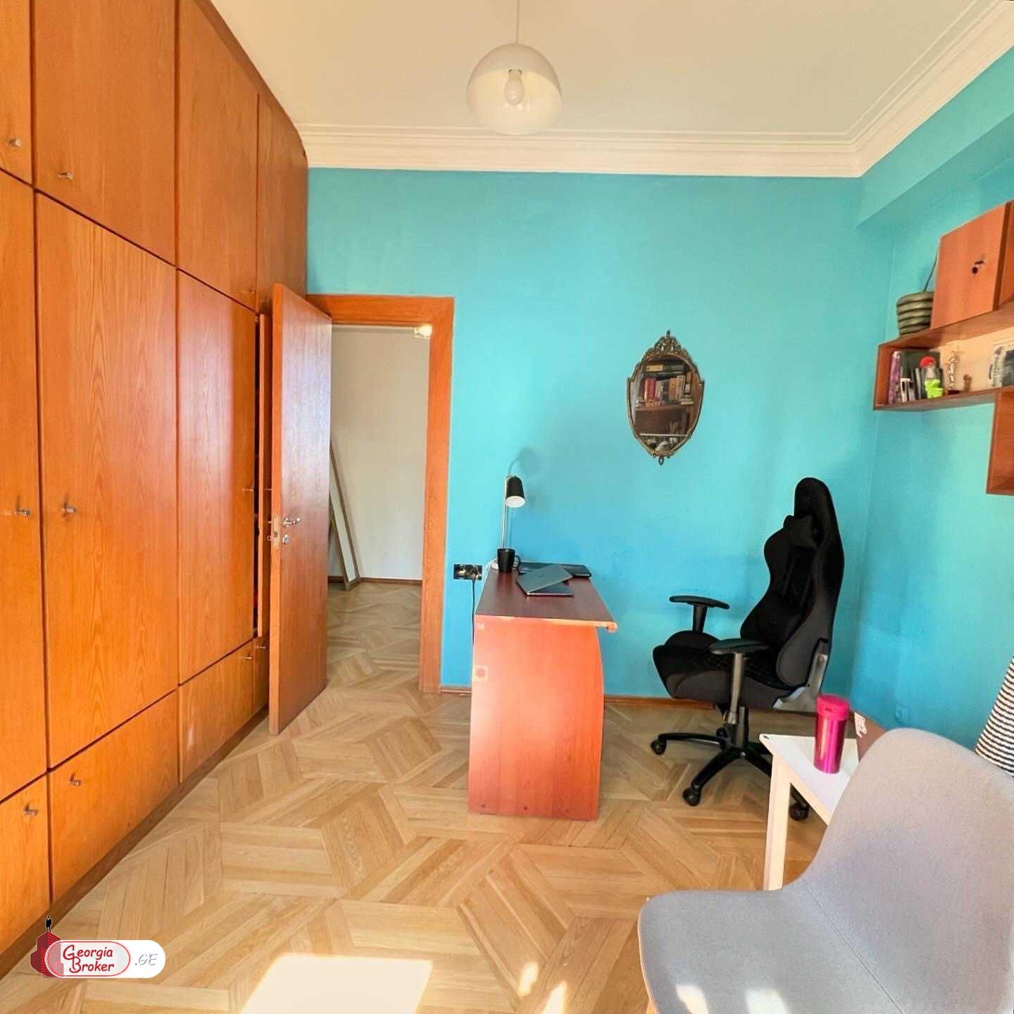 продается квартира со старым ремонтом 4-комнаты