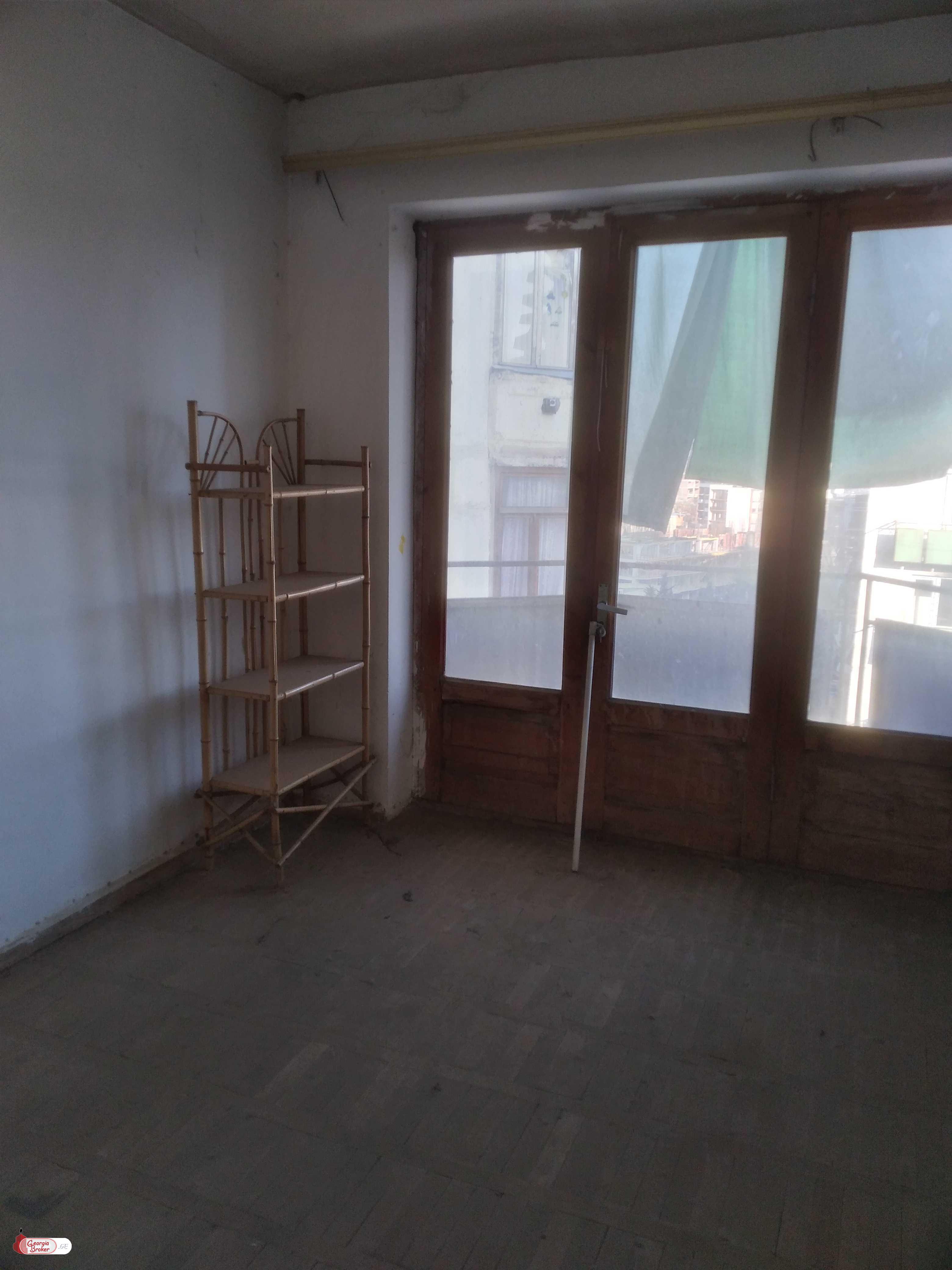 იყიდება სარემონტო 3 ოთახიანი ბინა
