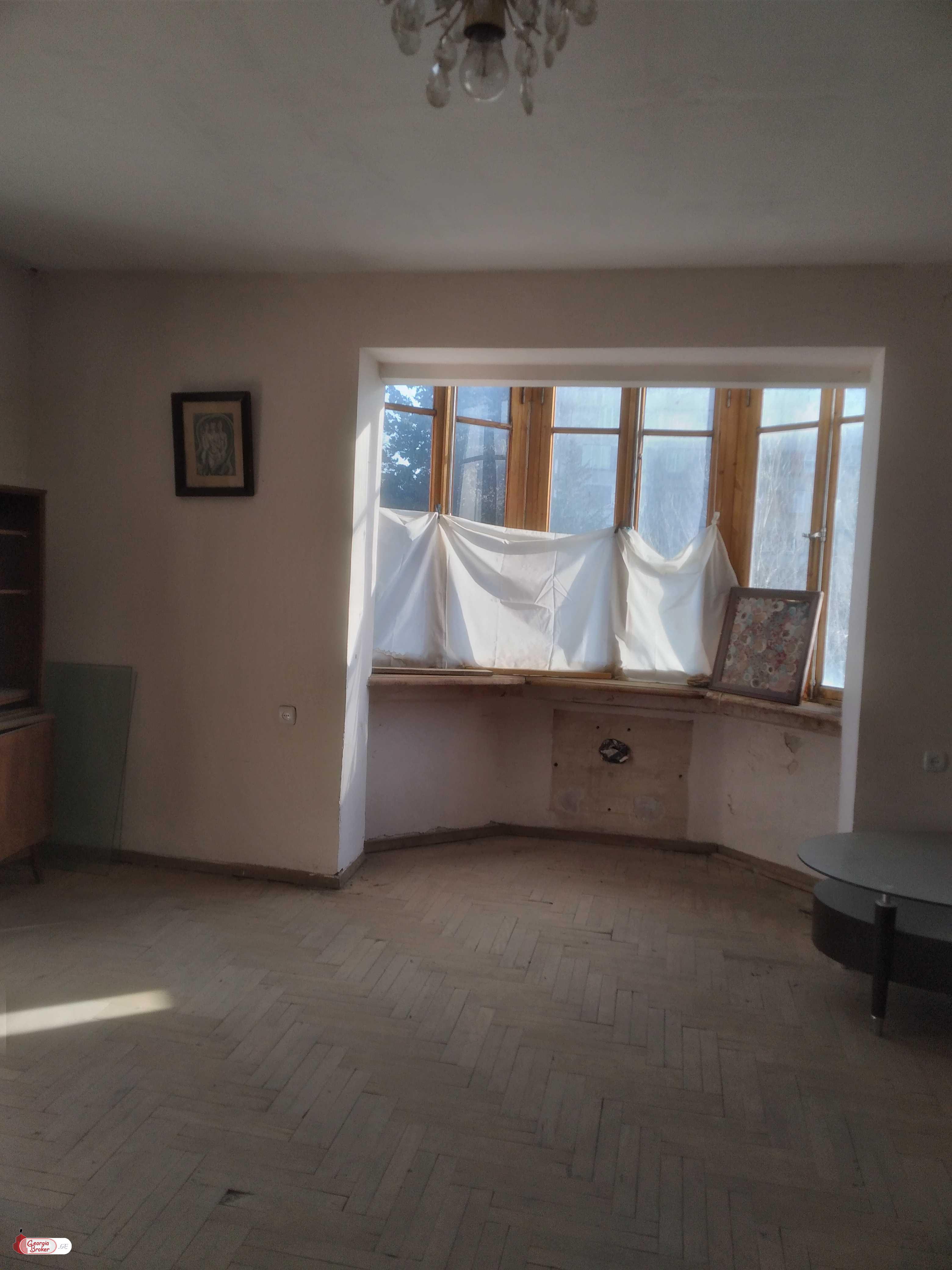 იყიდება სარემონტო 3 ოთახიანი ბინა