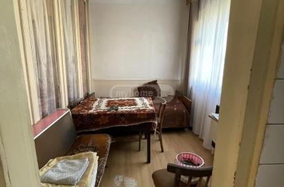 იყიდება ძველი გარემონტებული 3 ოთახიანი ბინა