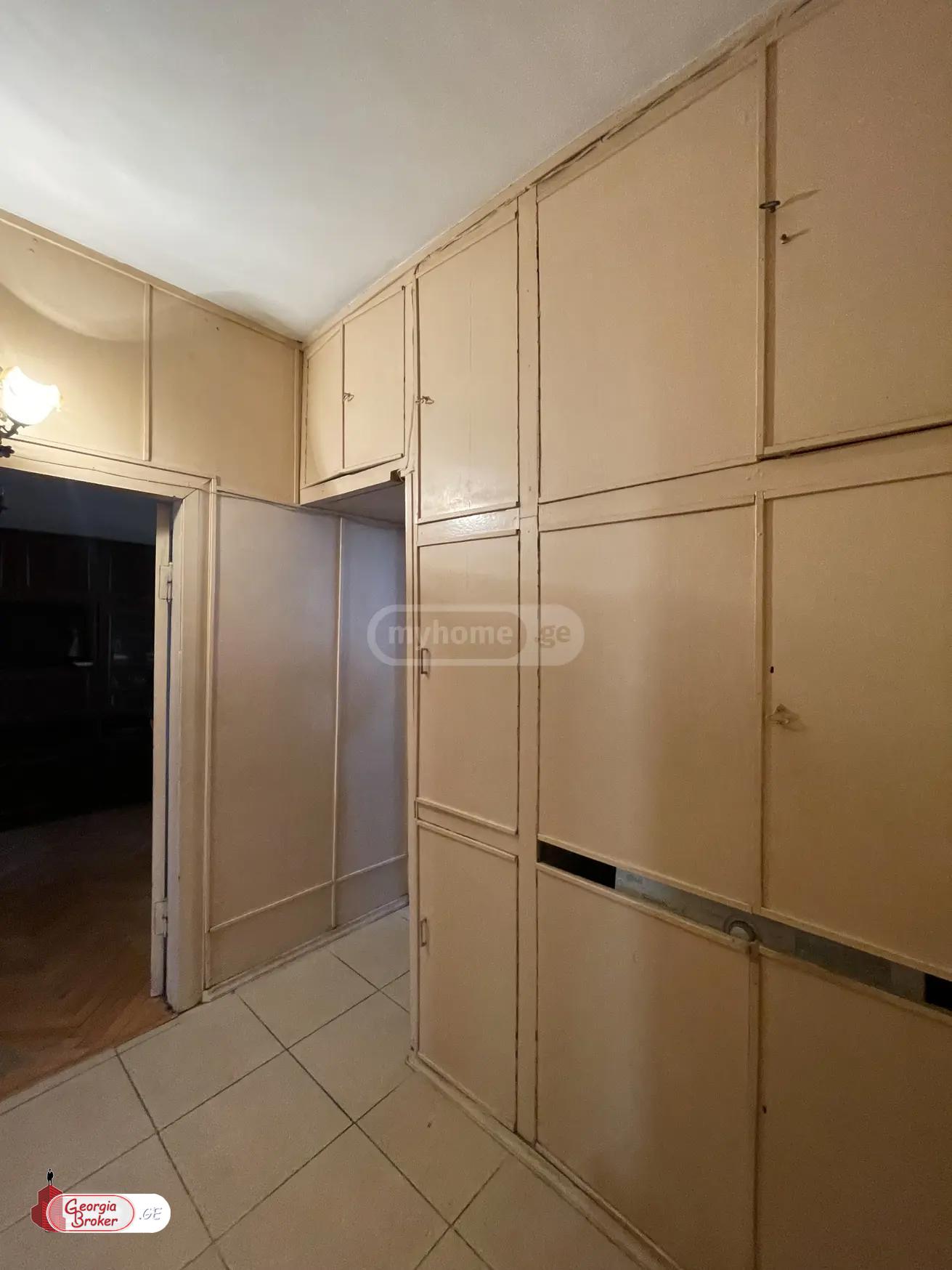 იყიდება ძველი გარემონტებული 3 ოთახიანი ბინა