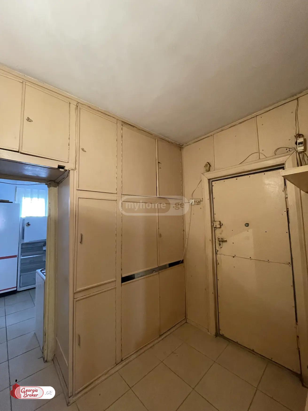 იყიდება ძველი გარემონტებული 3 ოთახიანი ბინა