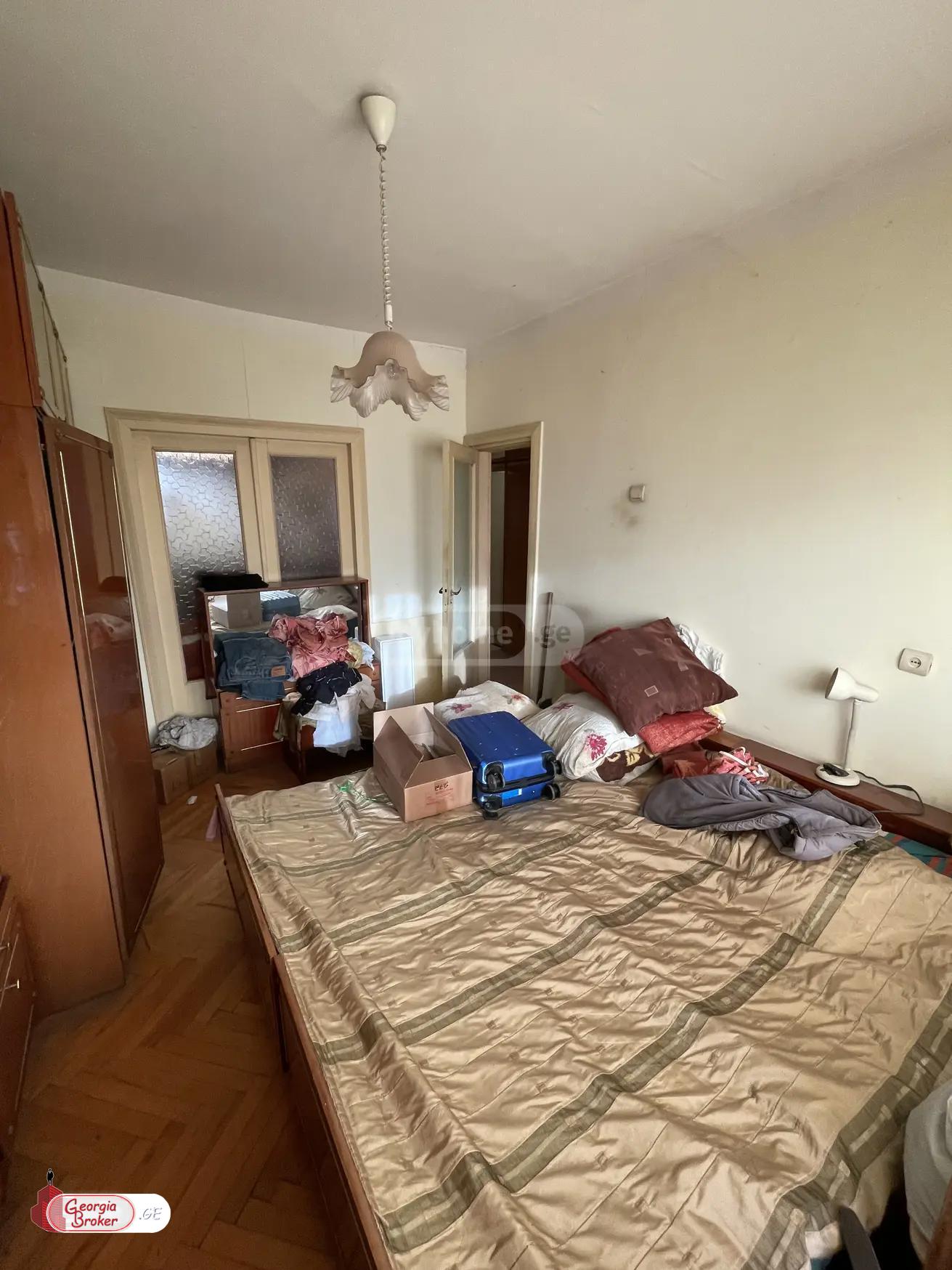 იყიდება ძველი გარემონტებული 3 ოთახიანი ბინა