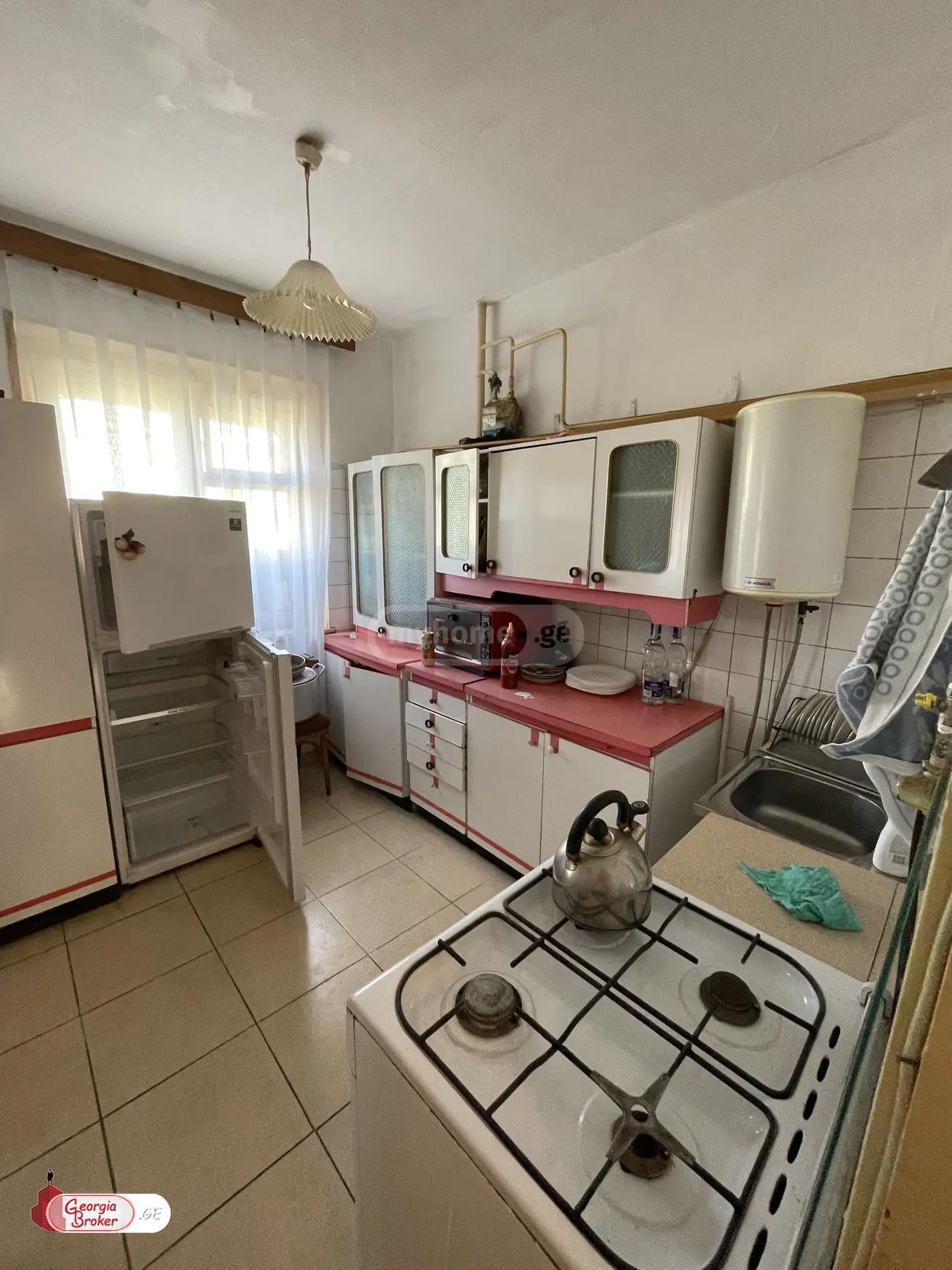 იყიდება ძველი გარემონტებული 3 ოთახიანი ბინა