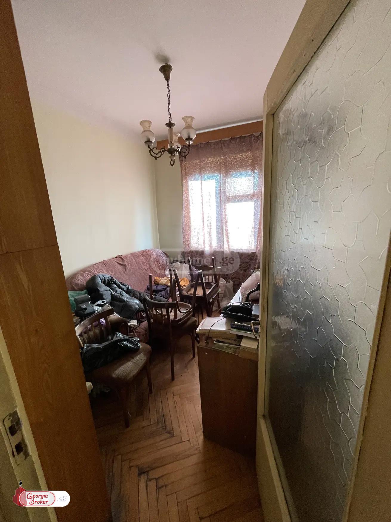 იყიდება ძველი გარემონტებული 3 ოთახიანი ბინა