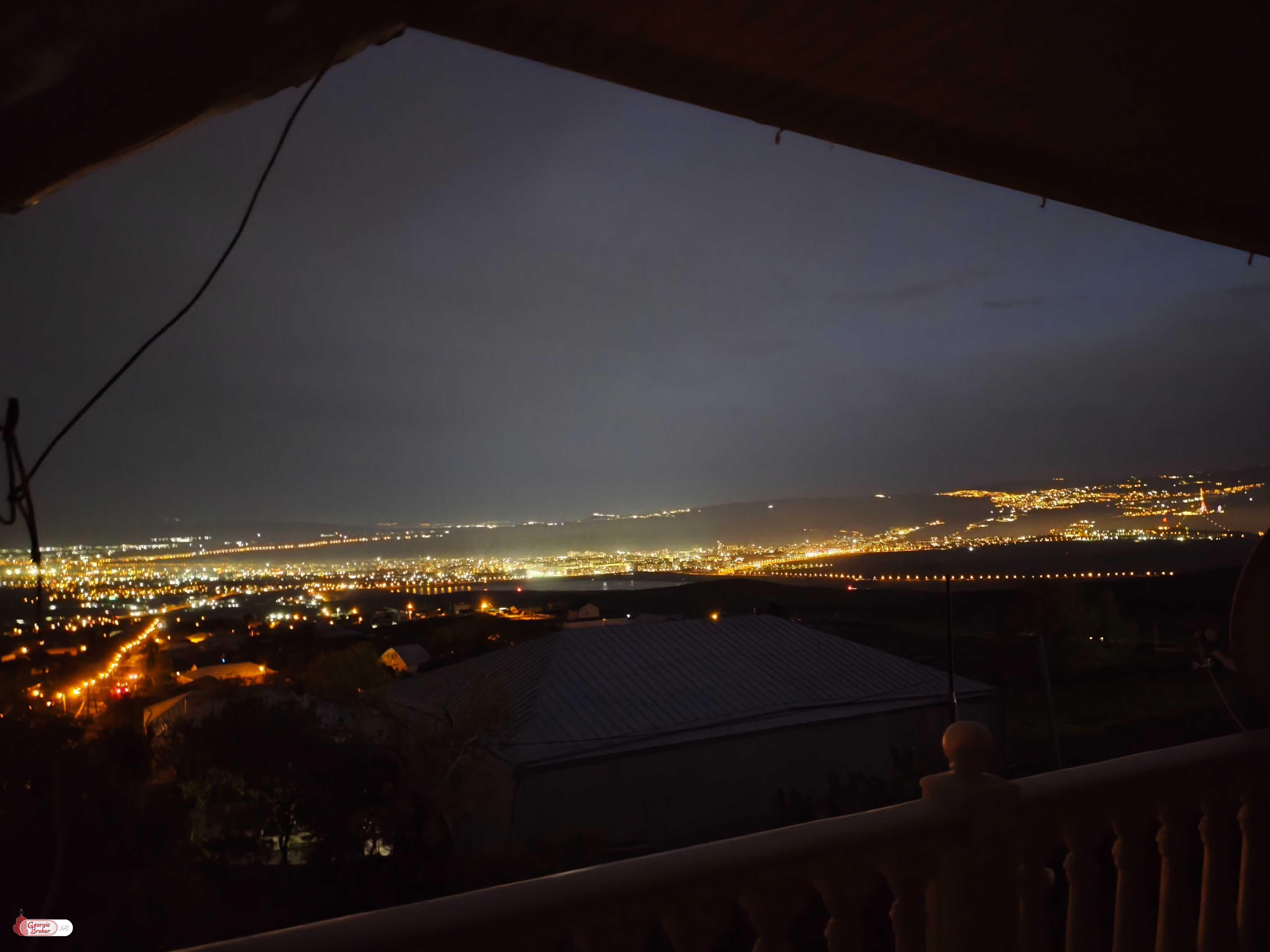 იყიდება ახალი გარემონტებული 3 ოთახიანი სახლი