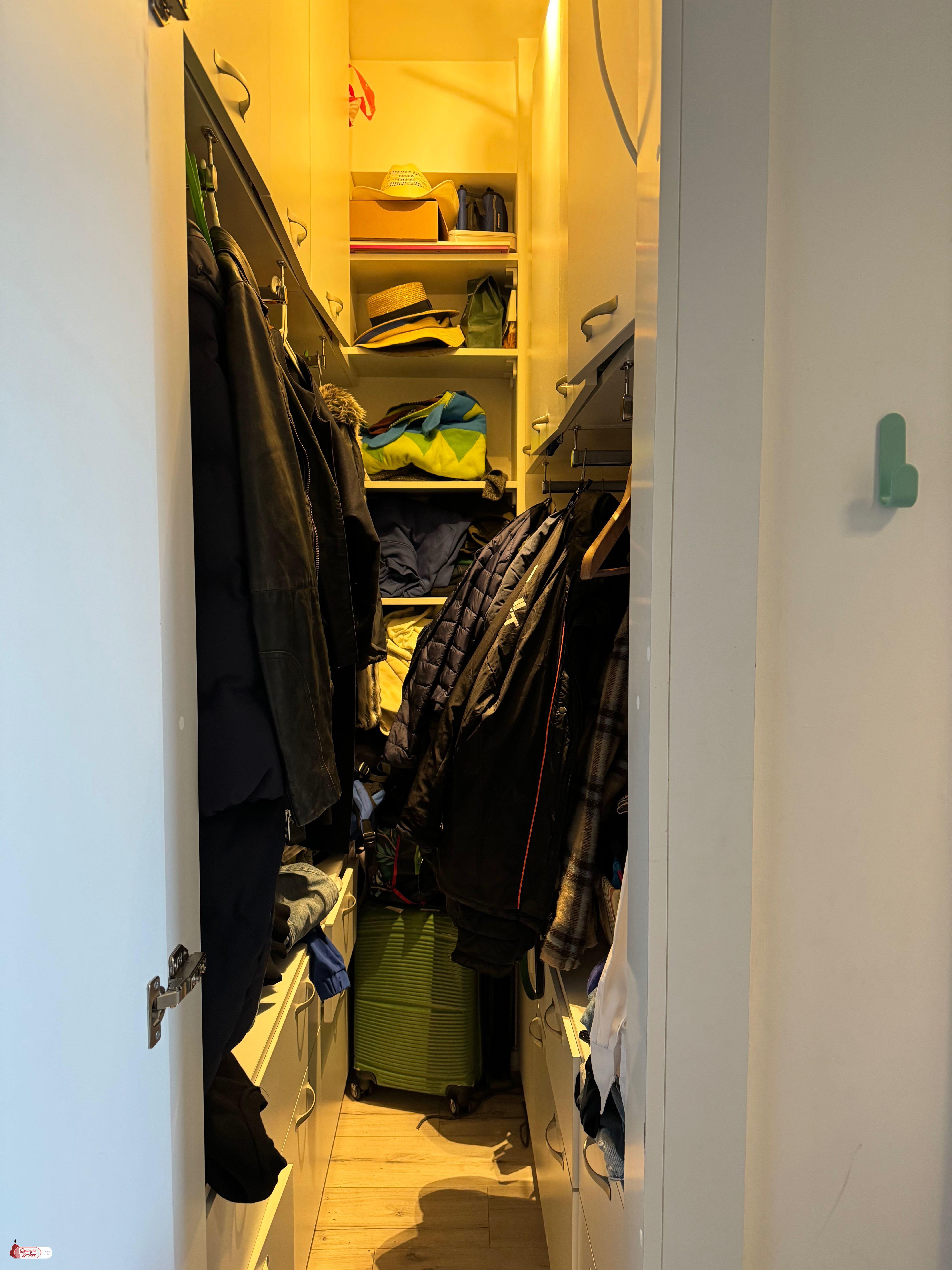 продается квартира с новым ремонтом 3-комнаты