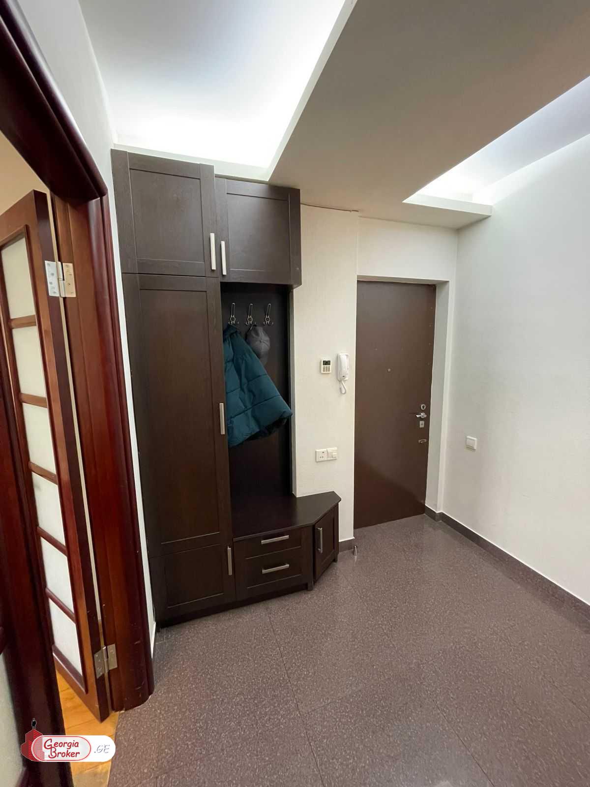 продается квартира с новым ремонтом 3-комнаты