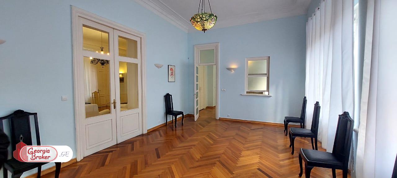 продается офис с новым ремонтом 7-комнат