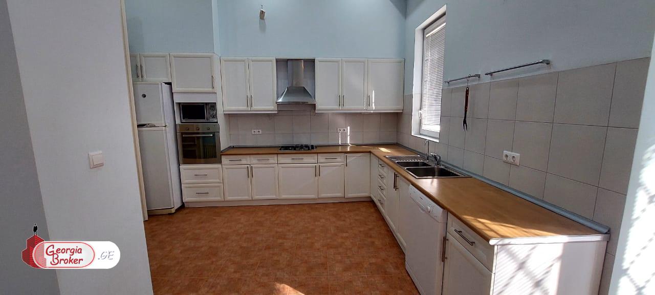 продается офис с новым ремонтом 7-комнат