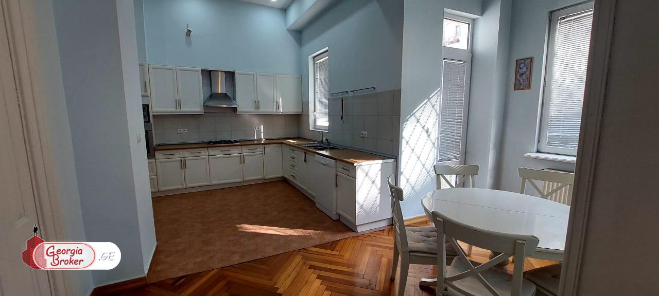 продается офис с новым ремонтом 7-комнат