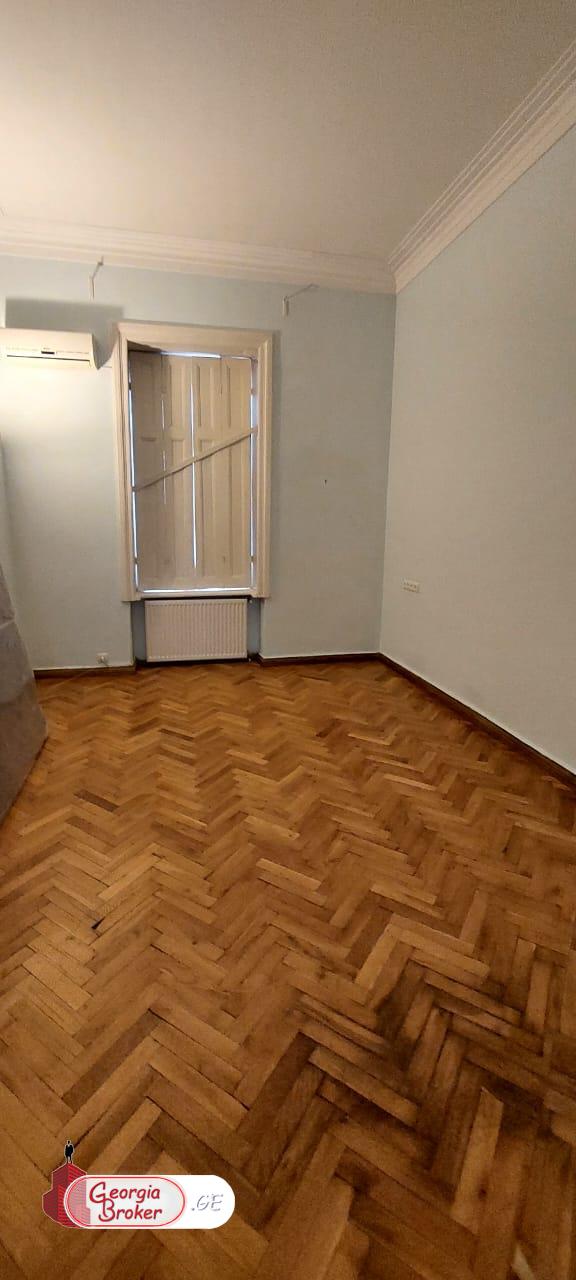 продается офис с новым ремонтом 7-комнат