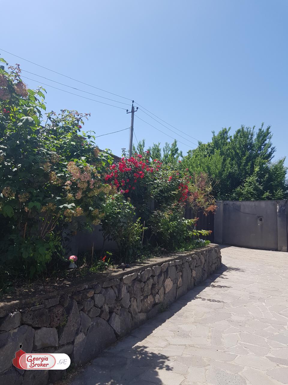 ქირავდება ახალი გარემონტებული 10 ოთახიანი სახლი საგურამოში