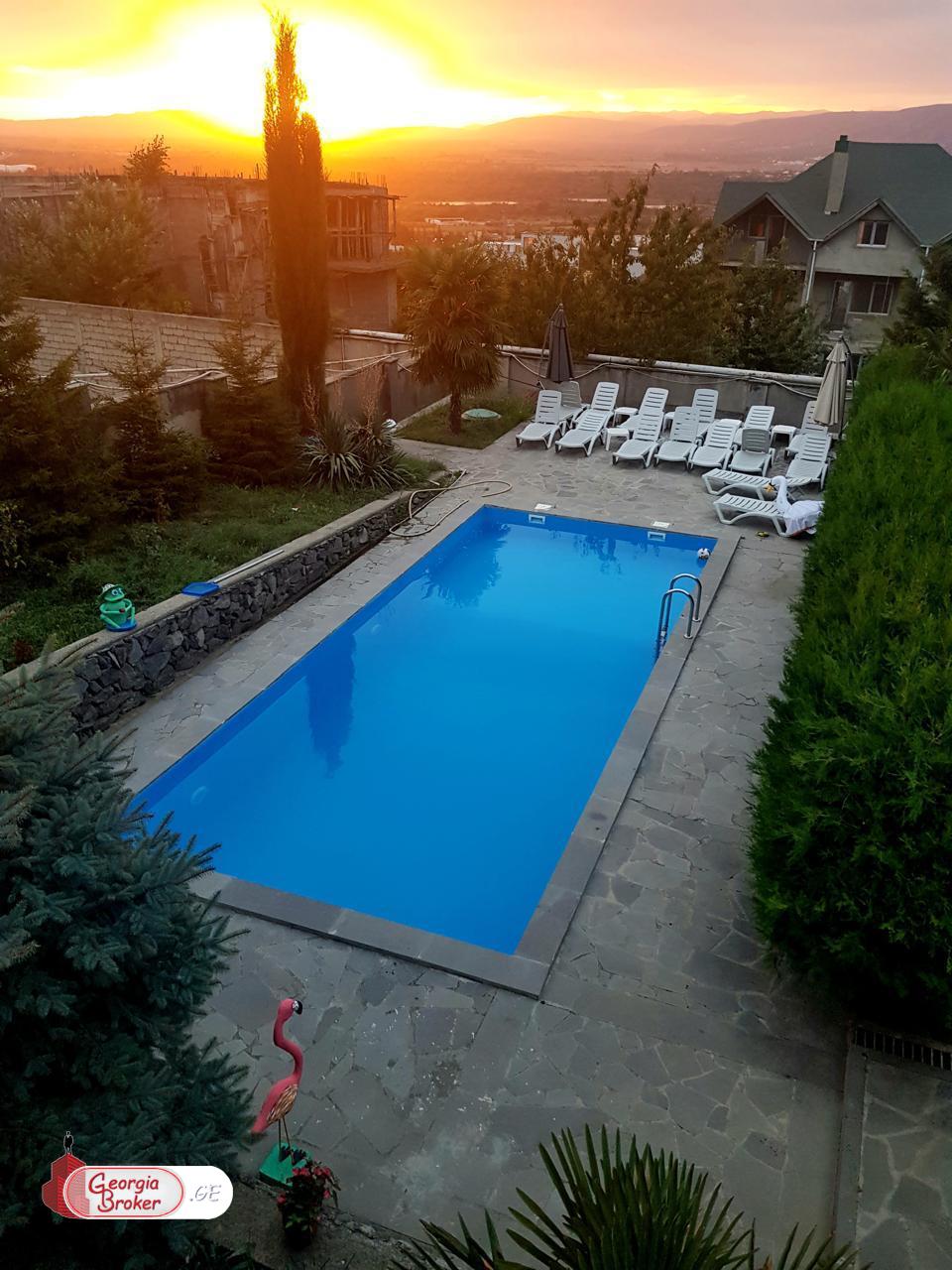 ქირავდება ახალი გარემონტებული 10 ოთახიანი სახლი საგურამოში