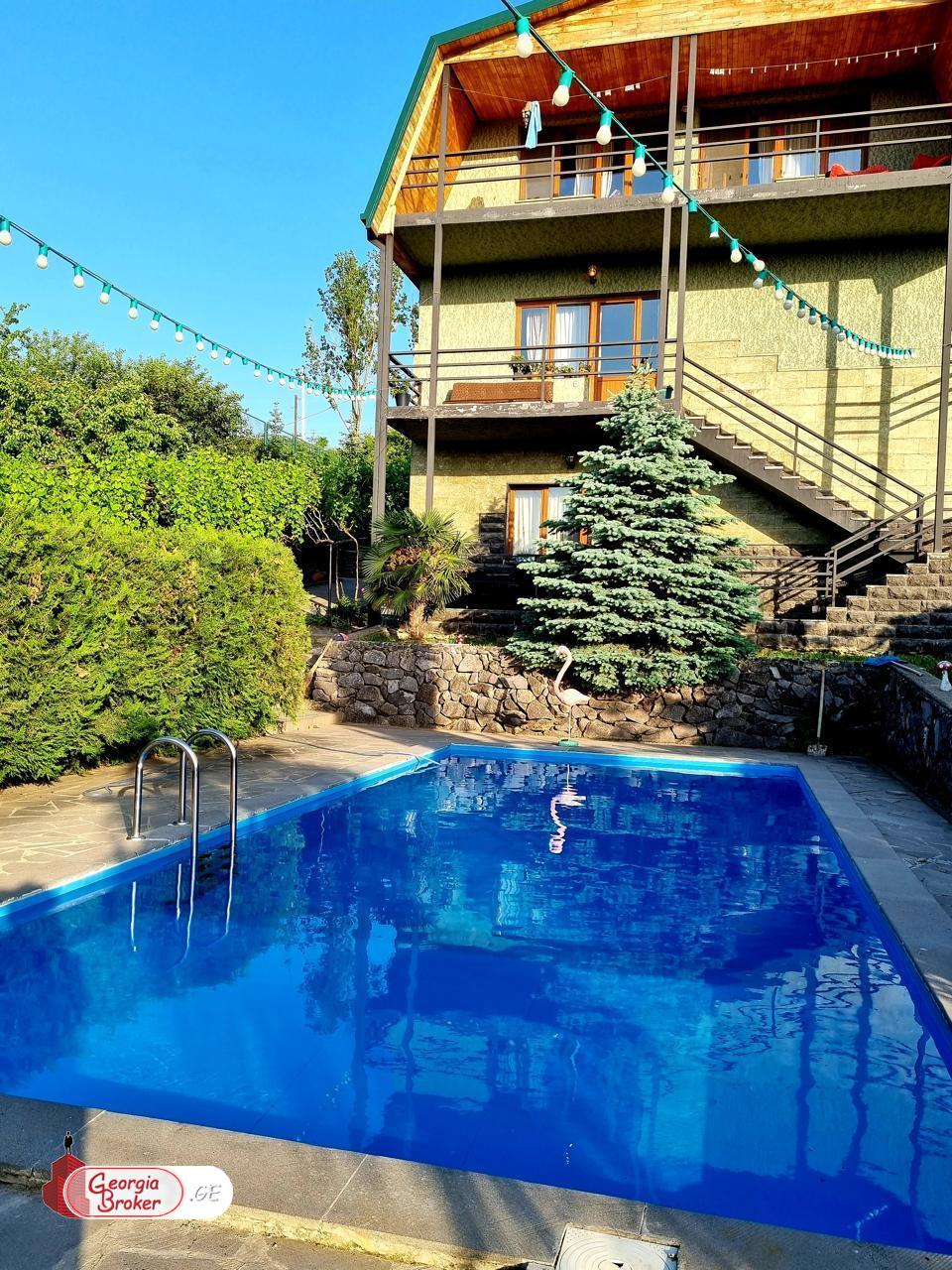 ქირავდება ახალი გარემონტებული 10 ოთახიანი სახლი საგურამოში